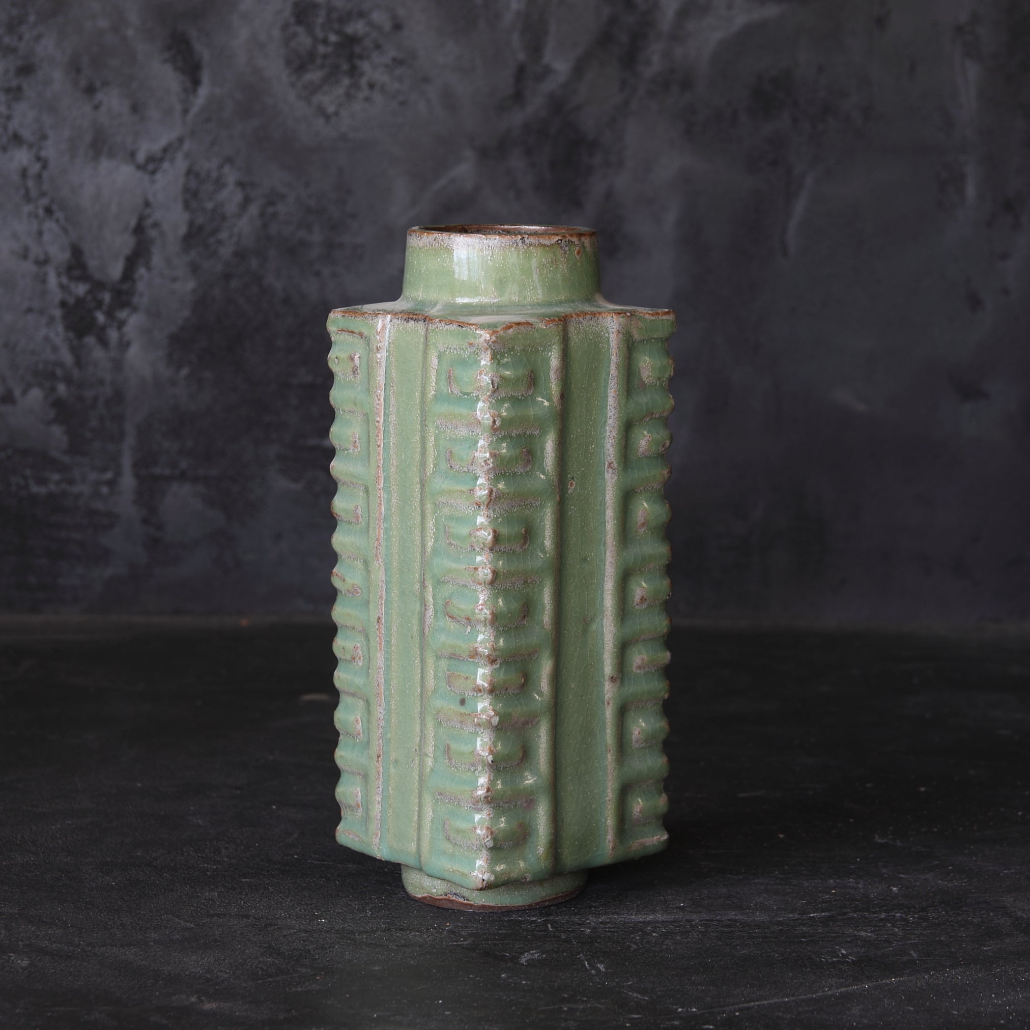 BOTELLA DE CONG, Celadón, Dinastía Ming(1368–1644 d. C.)