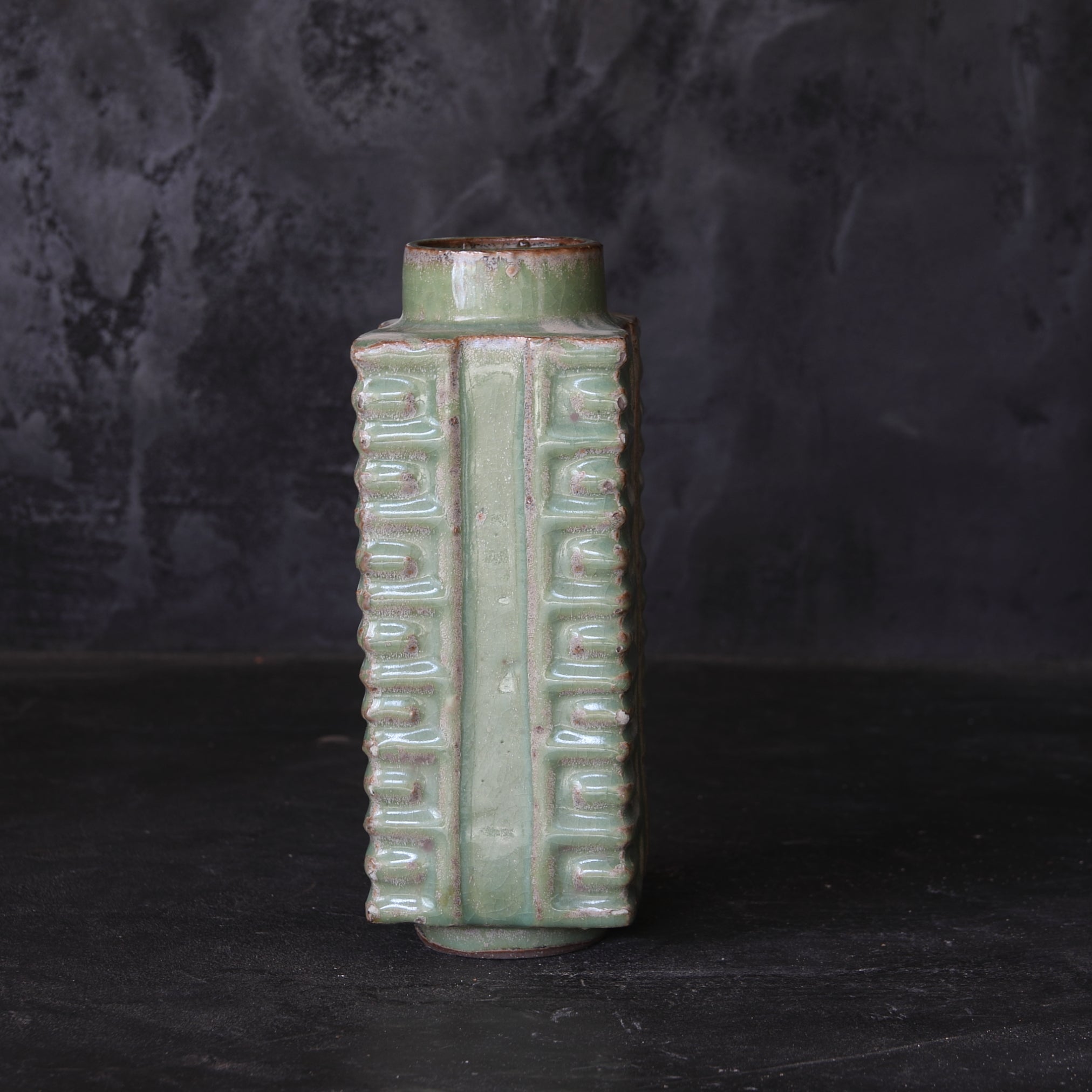 ZONGFÖRMIGE FLASCHE, Seladon, Ming-Dynastie(1368–1644 n. Chr.)