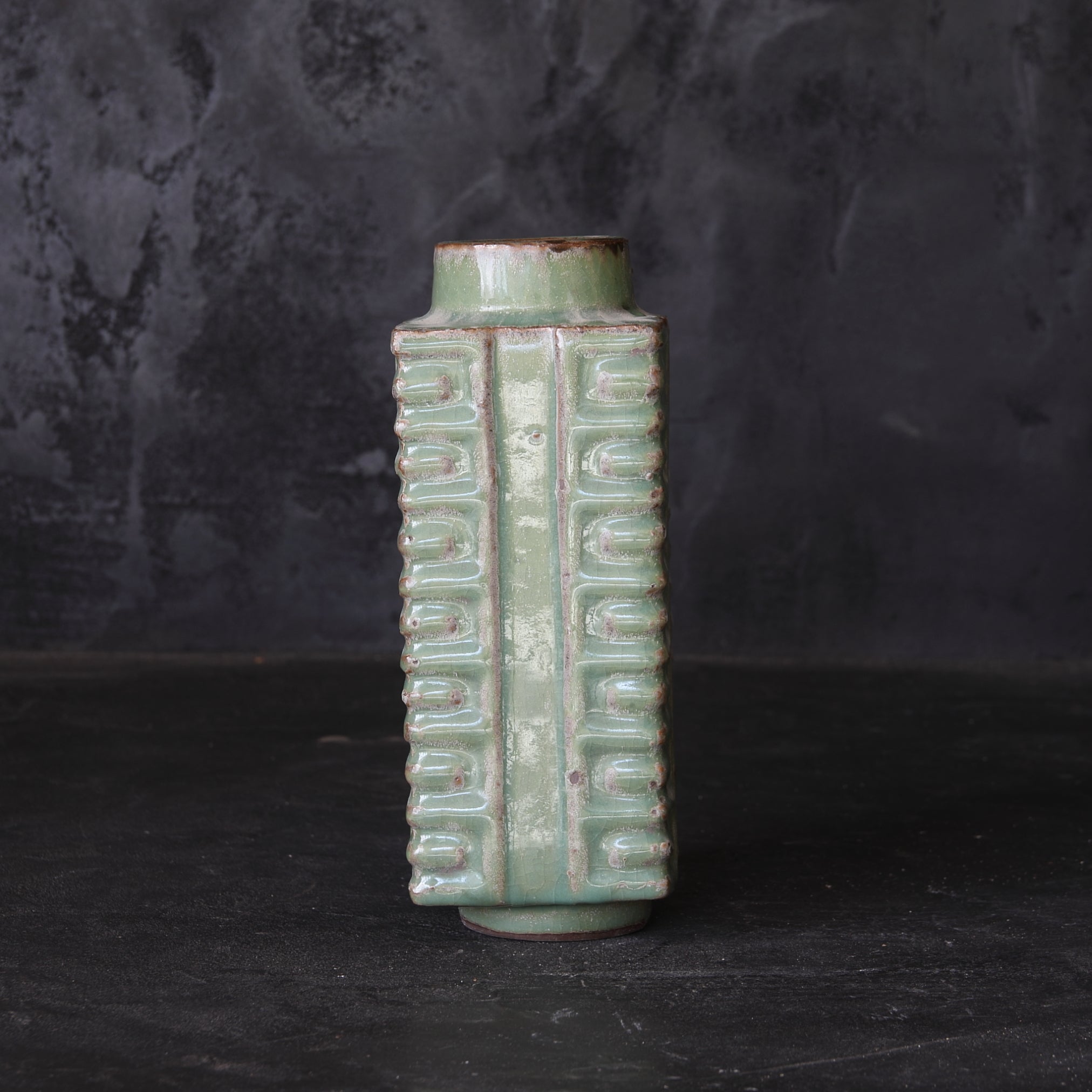 ZONGFÖRMIGE FLASCHE, Seladon, Ming-Dynastie(1368–1644 n. Chr.)