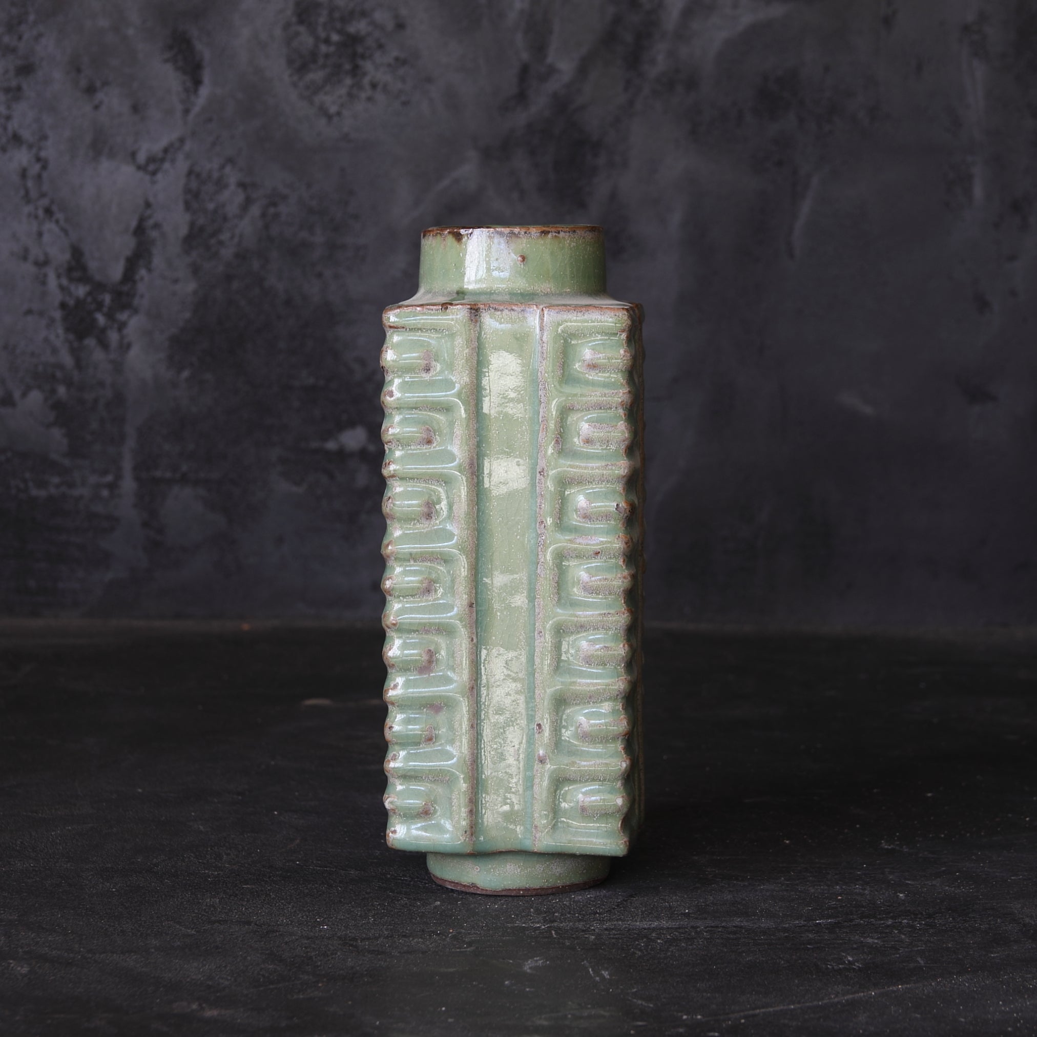 ZONGFÖRMIGE FLASCHE, Seladon, Ming-Dynastie(1368–1644 n. Chr.)