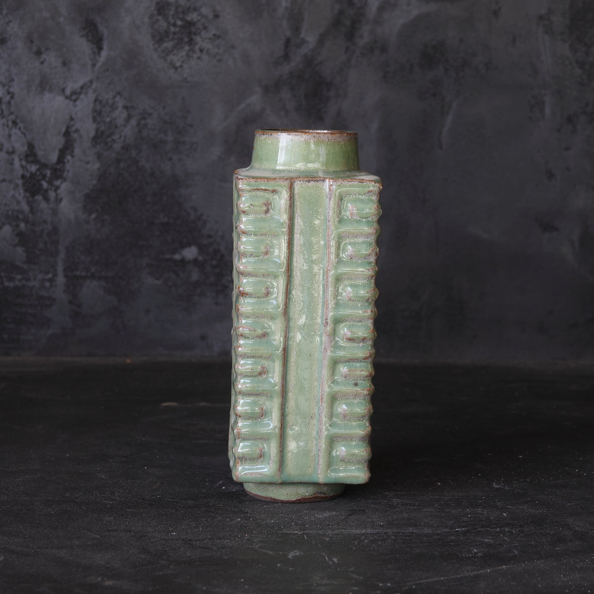 ZONGFÖRMIGE FLASCHE, Seladon, Ming-Dynastie(1368–1644 n. Chr.)