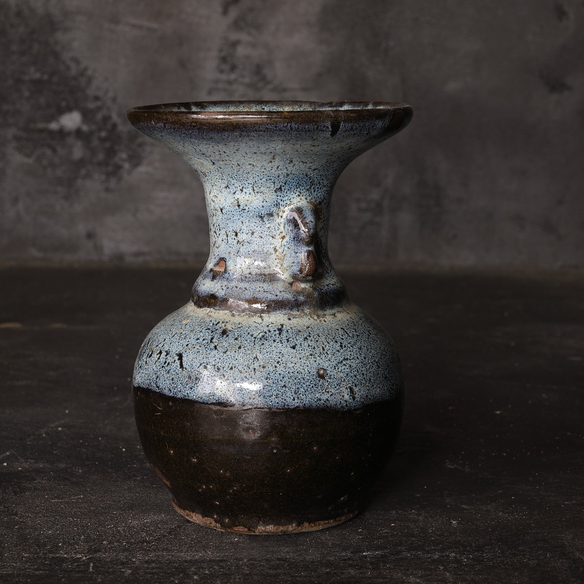 JARRÓN PARA ALTAR BUDISTA, Chōsen Karatsu, Período Azuchi-Momoyama(1573–1603 d. C.)