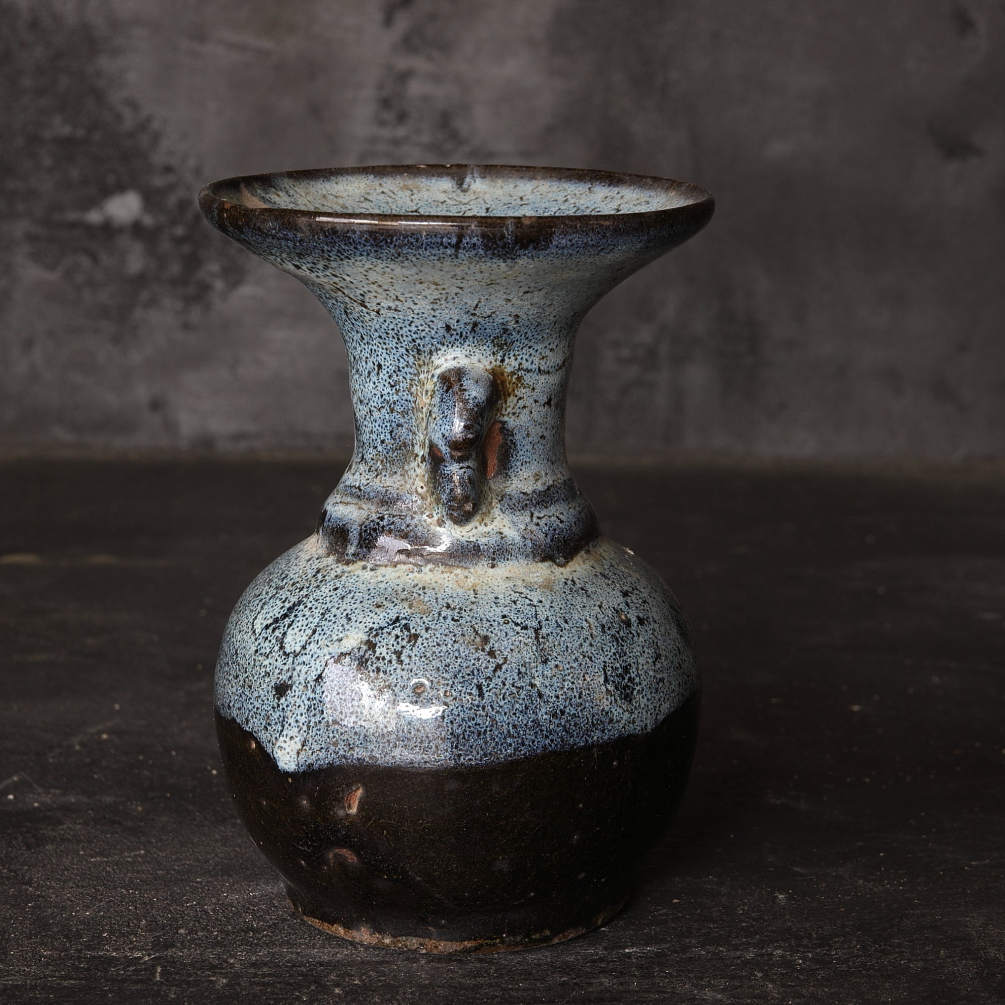 JARRÓN PARA ALTAR BUDISTA, Chōsen Karatsu, Período Azuchi-Momoyama(1573–1603 d. C.)