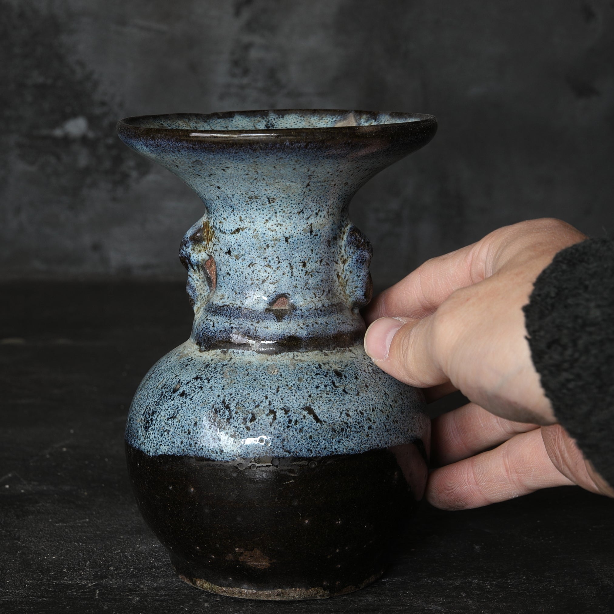 JARRÓN PARA ALTAR BUDISTA, Chōsen Karatsu, Período Azuchi-Momoyama(1573–1603 d. C.)