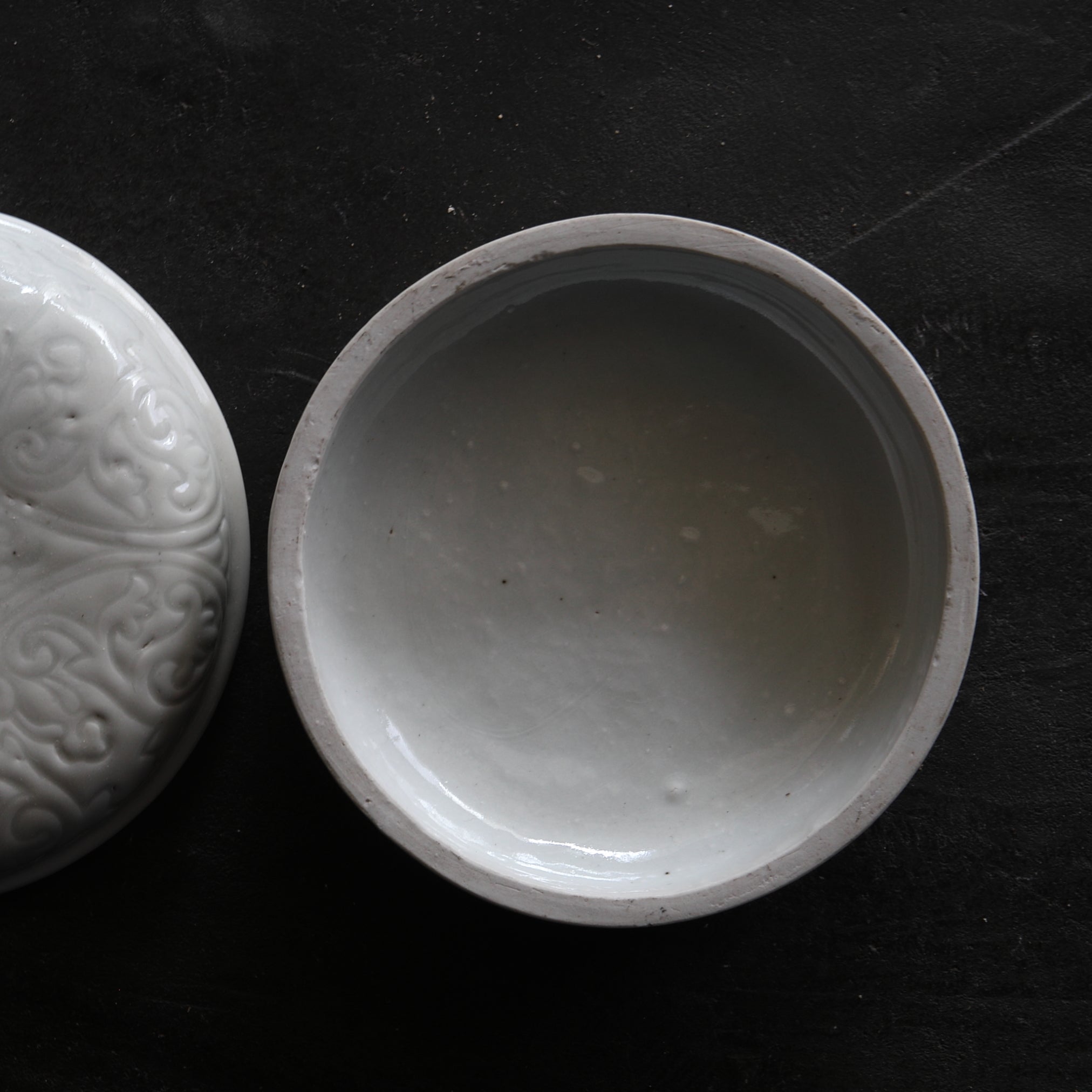 RECIPIENTE CON TAPA, Porcelana blanca con tallado en relieve diseño de hierba, Dinastía Qing(1616–1911 d. C.)