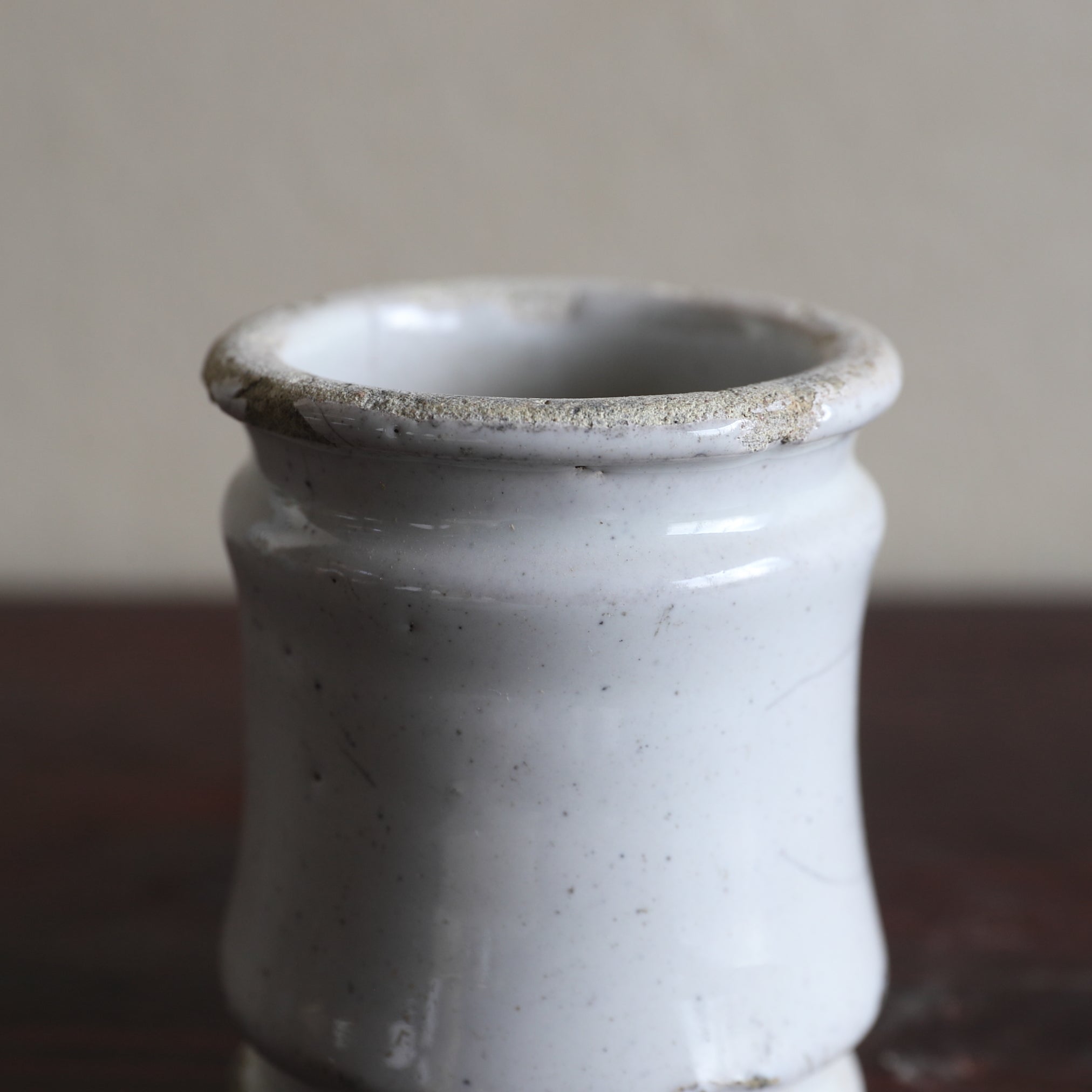 JARRA DE TIPO ALBARELLO PEQUEÑA, Cerámica de Delft, vidriado blanco, Holandés, siglo XVIII, Edad Moderna Temprana(Siglos XVI–XIX)