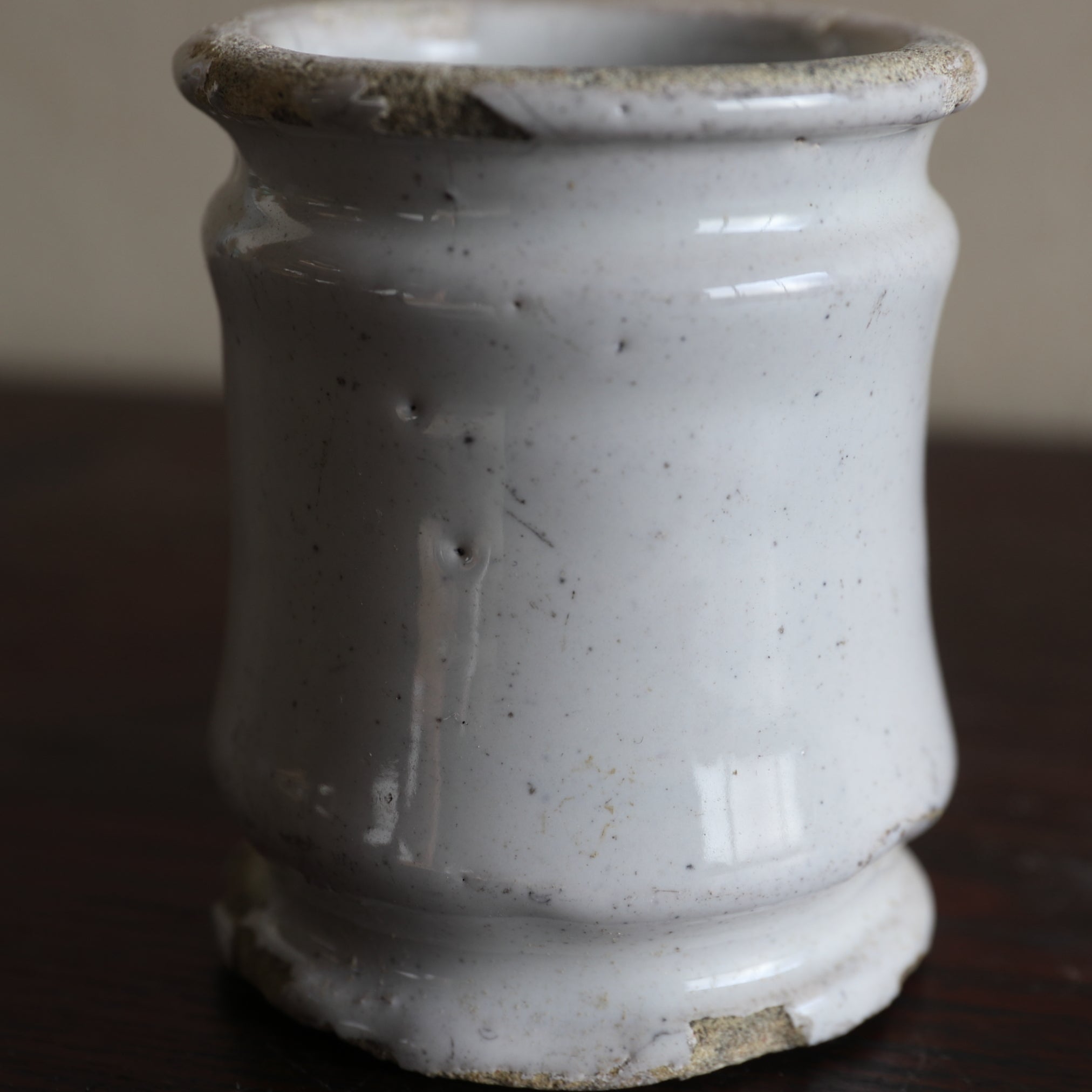 JARRA DE TIPO ALBARELLO PEQUEÑA, Cerámica de Delft, vidriado blanco, Holandés, siglo XVIII, Edad Moderna Temprana(Siglos XVI–XIX)