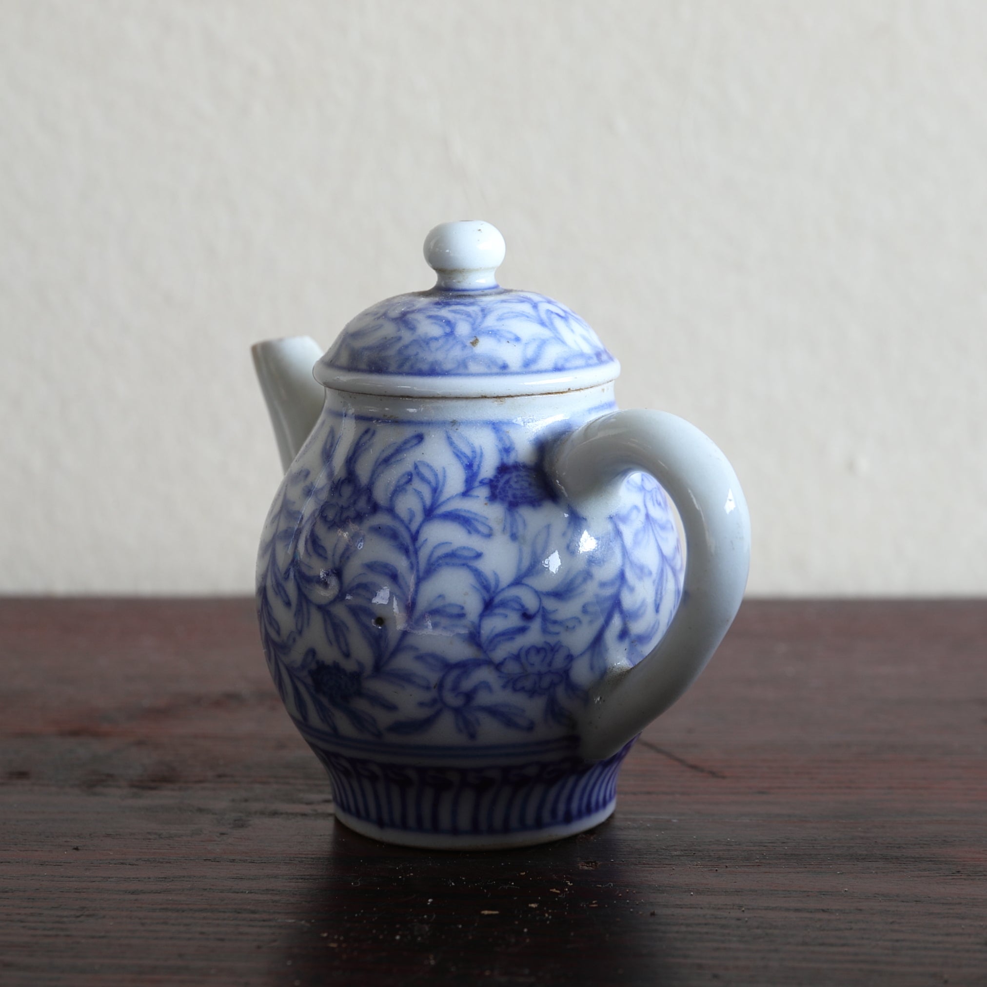 TETERA, Porcelana azul y blanca con diseño de hierba, chenghua nian zhi, Dinastía Qing(1616–1911 d. C.)