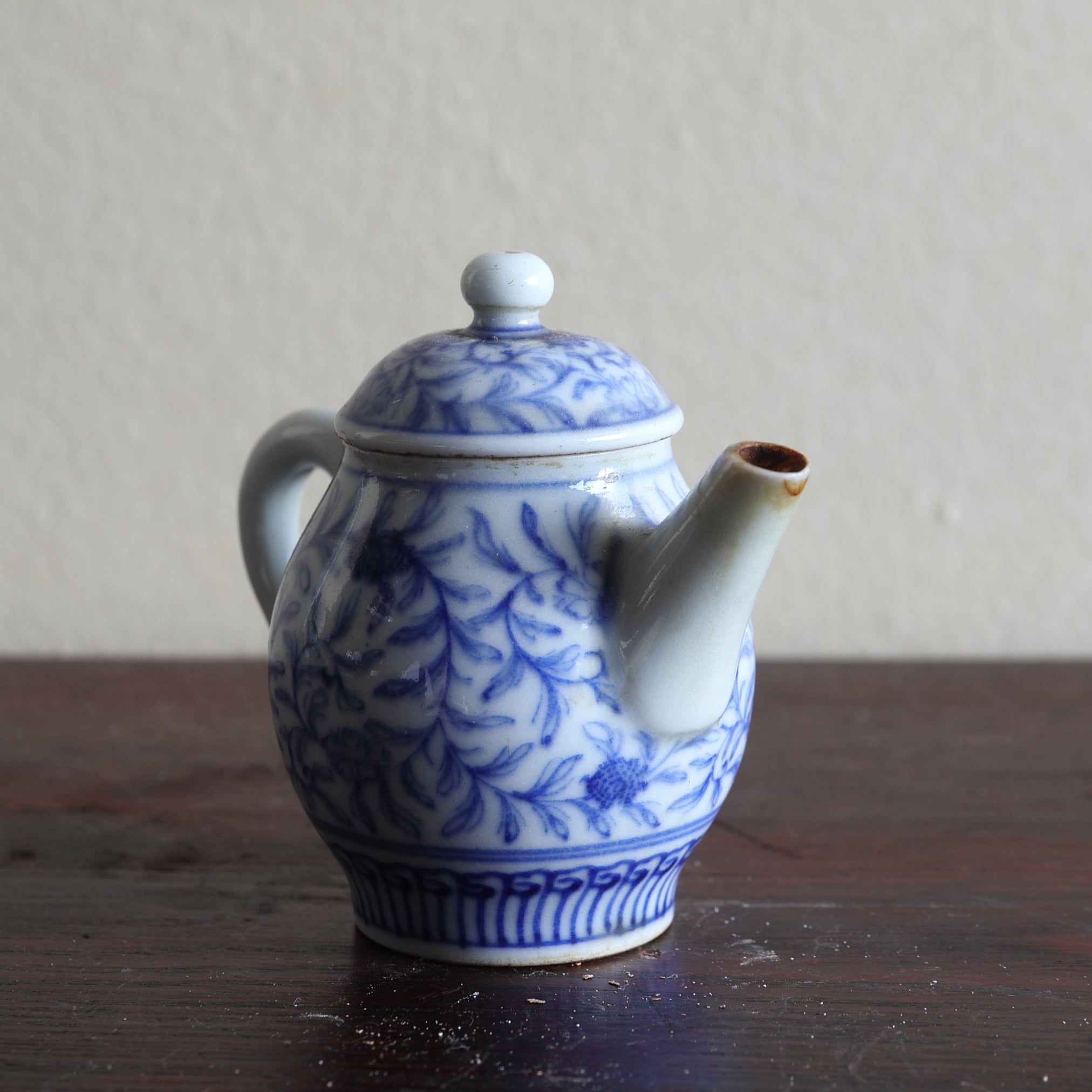TEEKANNE, Blau-weißes Porzellan mit grasmuster, chenghua nian zhi, Qing-Dynastie(1616–1911 n. Chr.)