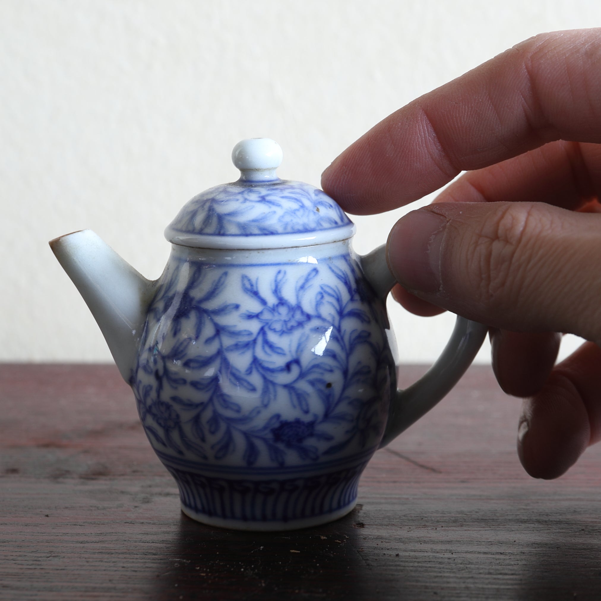 TEEKANNE, Blau-weißes Porzellan mit grasmuster, chenghua nian zhi, Qing-Dynastie(1616–1911 n. Chr.)