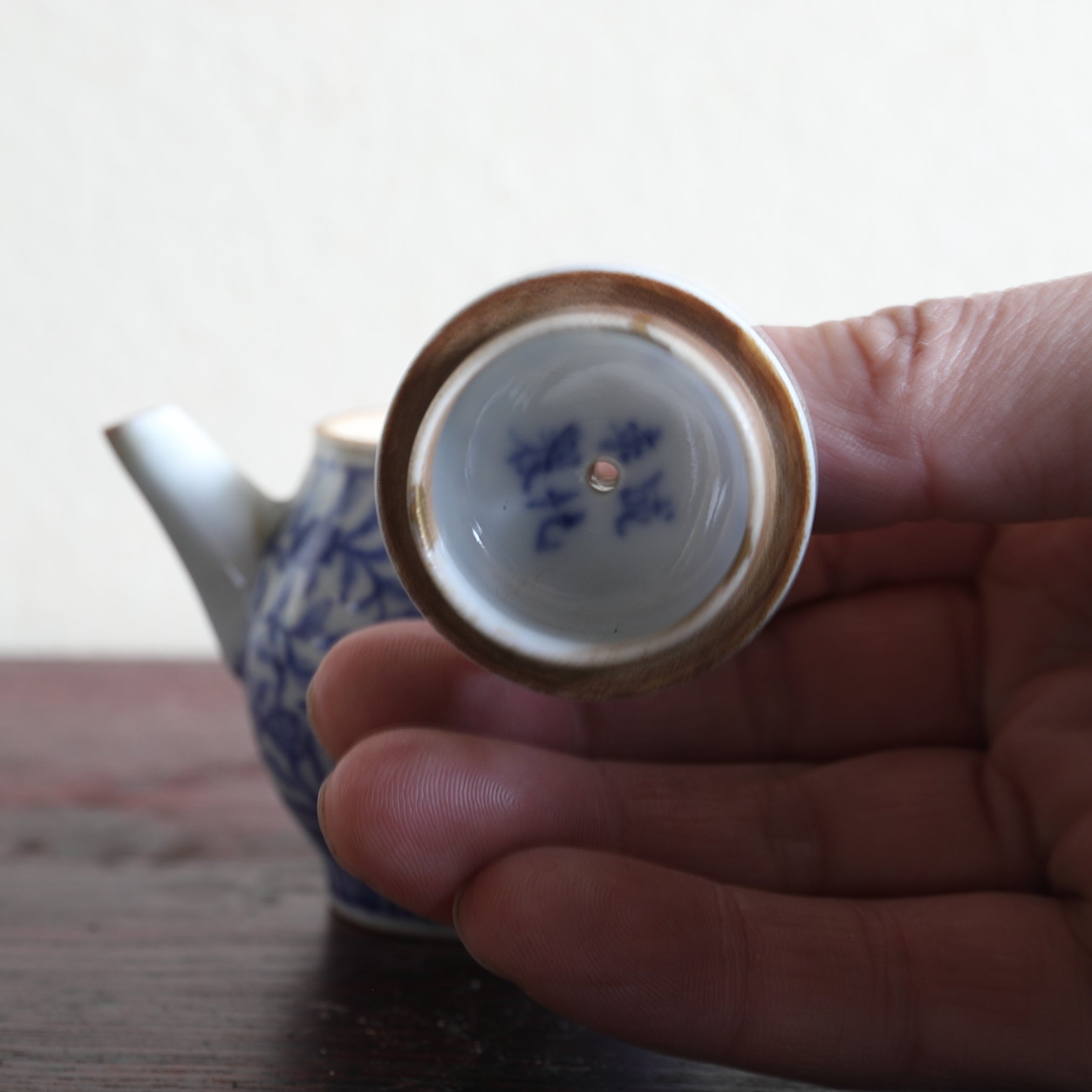 TEEKANNE, Blau-weißes Porzellan mit grasmuster, chenghua nian zhi, Qing-Dynastie(1616–1911 n. Chr.)