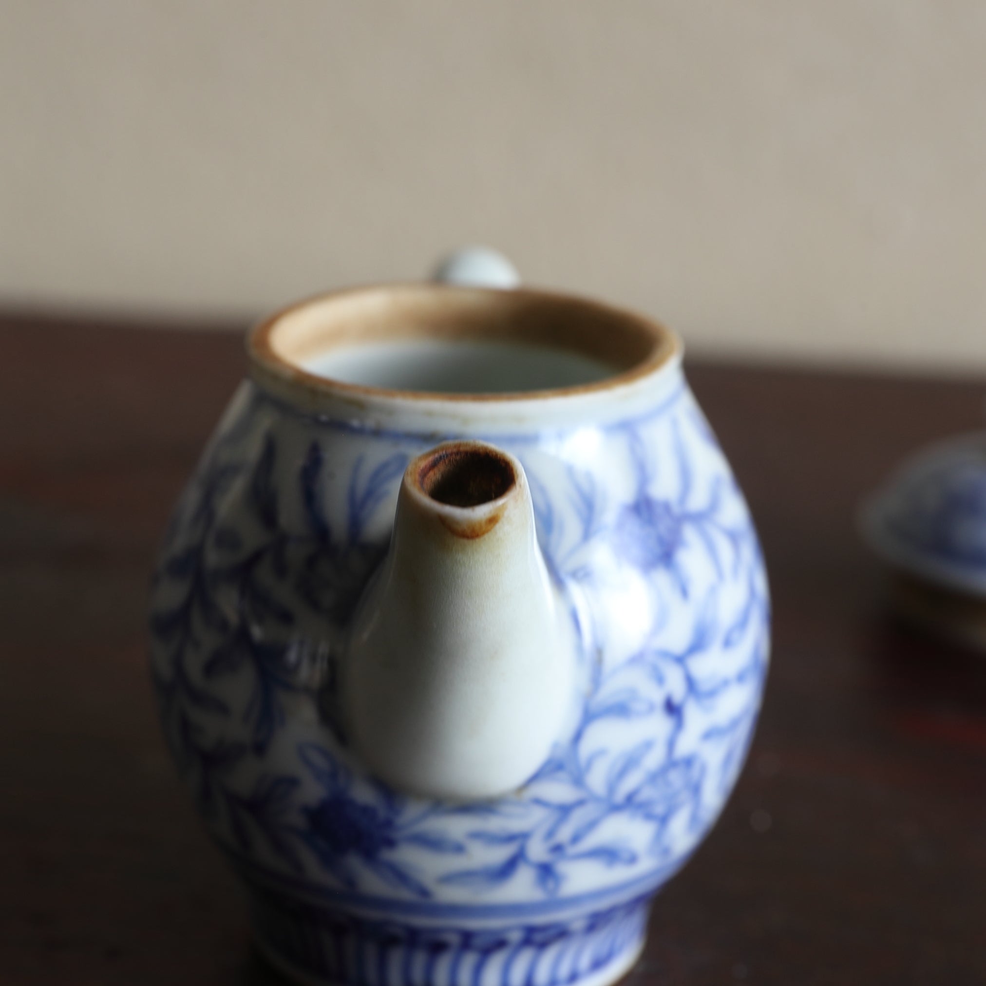 TEEKANNE, Blau-weißes Porzellan mit grasmuster, chenghua nian zhi, Qing-Dynastie(1616–1911 n. Chr.)