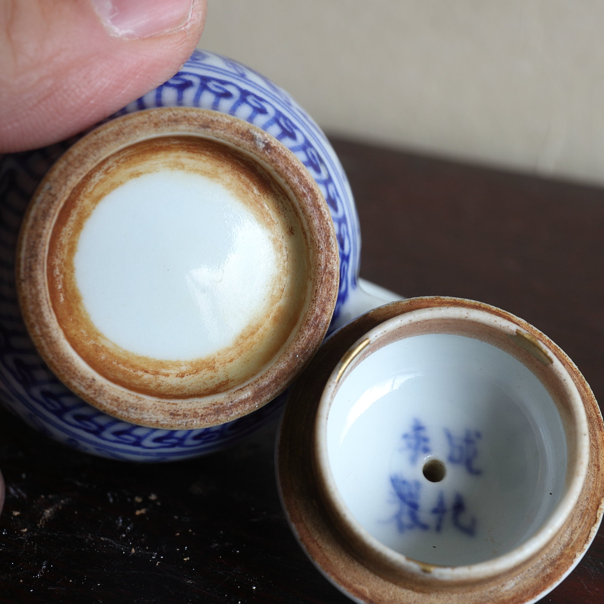 TEEKANNE, Blau-weißes Porzellan mit grasmuster, chenghua nian zhi, Qing-Dynastie(1616–1911 n. Chr.)