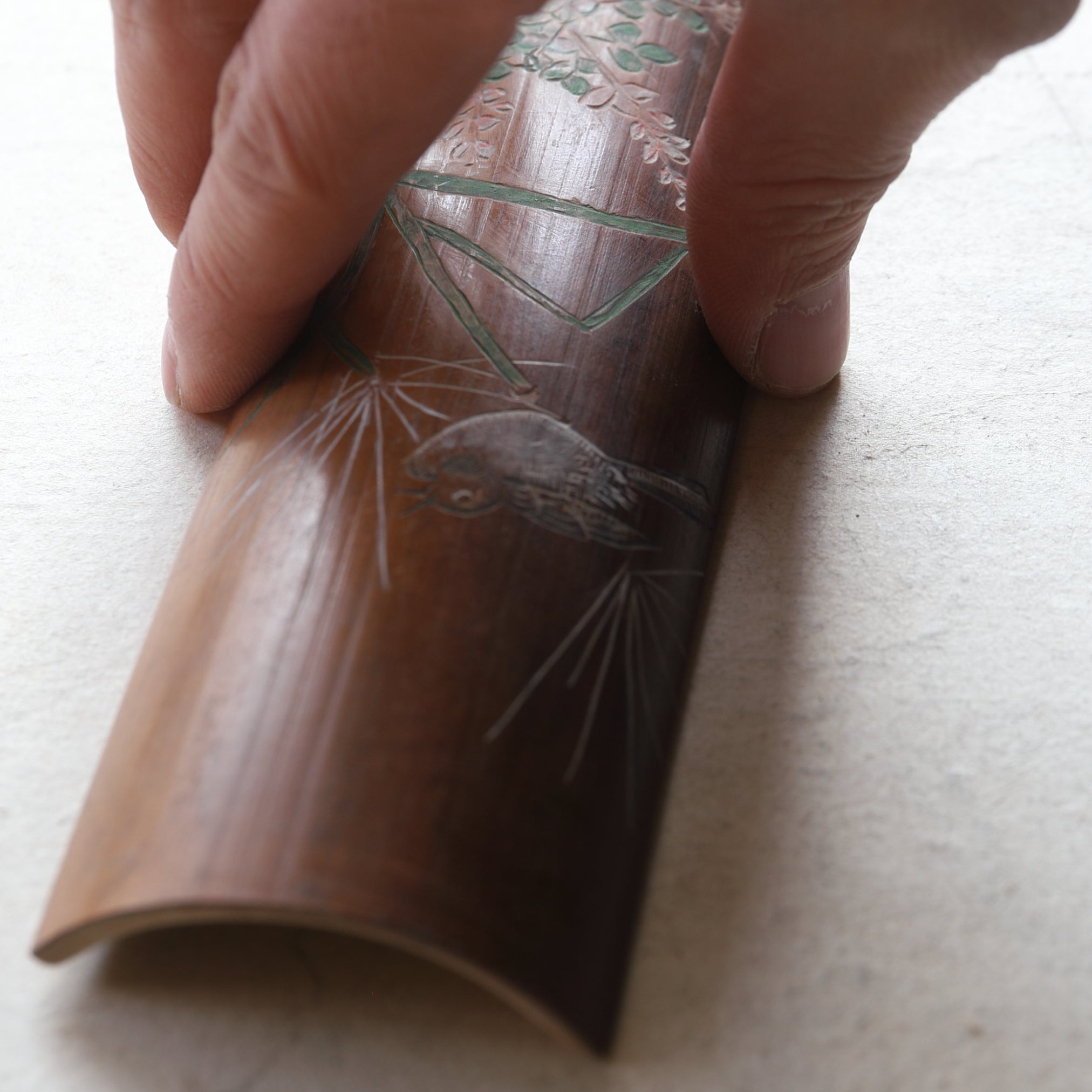 CUCHARA PARA TÉ DE BAMBÚ, Tallada con diseño de flores y pájaros, Período Meiji(1868–1912 d. C.)