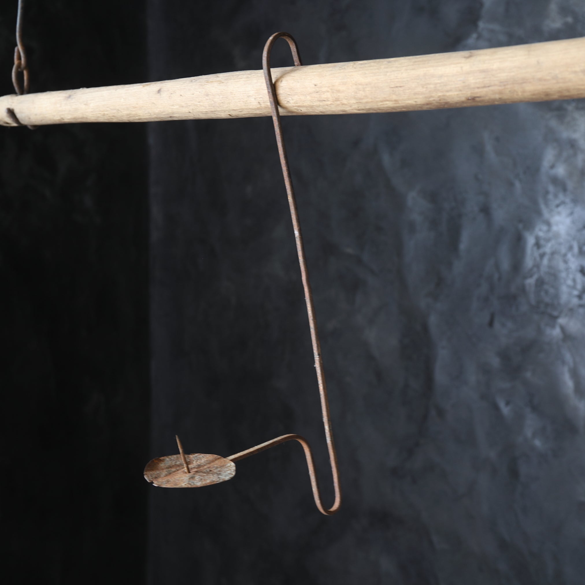 CANDELABRO PENSILE DI FERRO ANTICO OSSIDATO