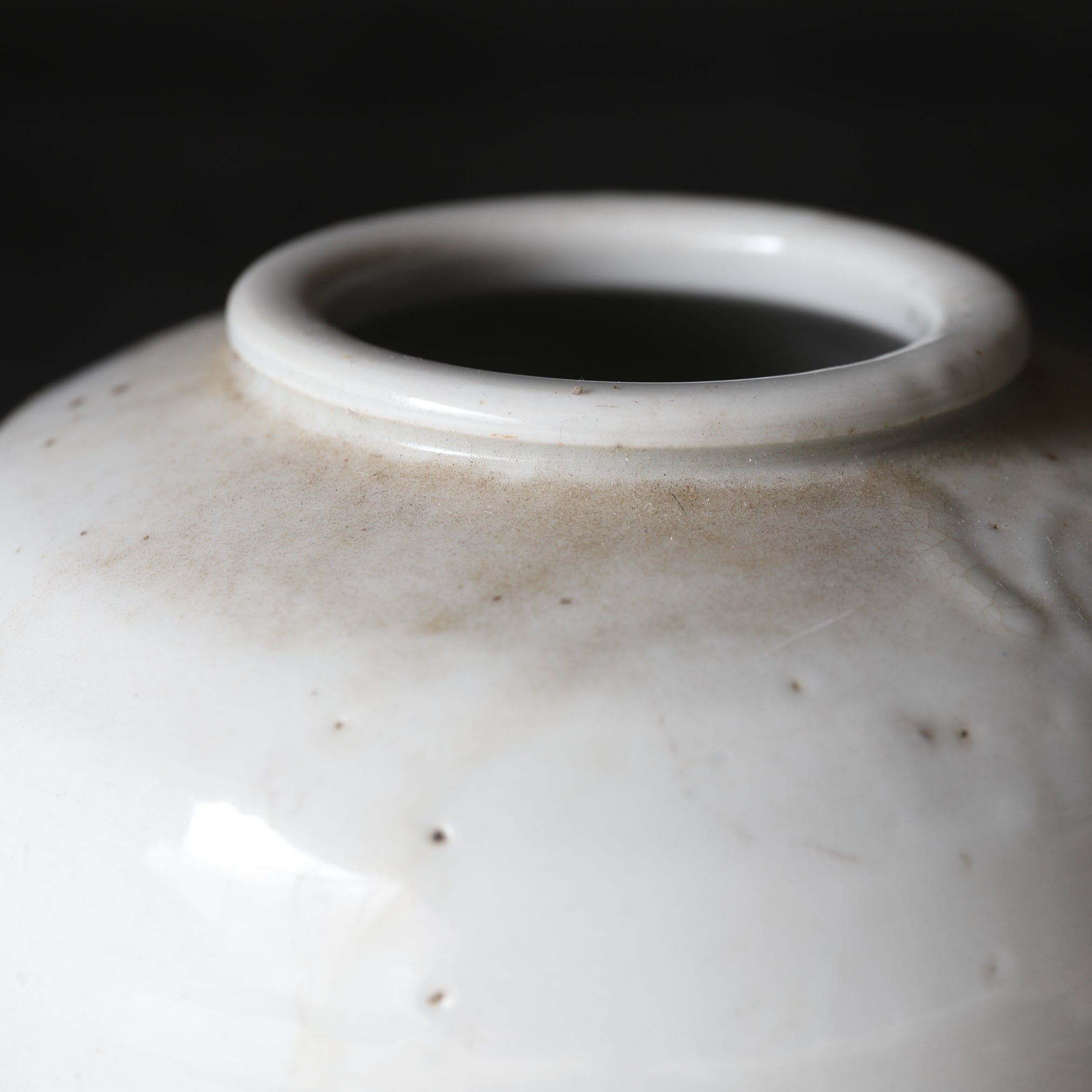 SCHULTERBETONTES GEFÄSS, Weißporzellan, Joseon-Dynastie(1392–1897 n. Chr.)