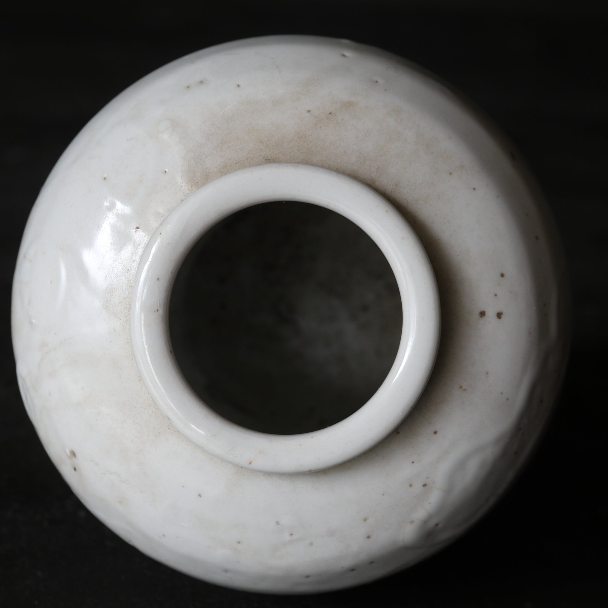 SCHULTERBETONTES GEFÄSS, Weißporzellan, Joseon-Dynastie(1392–1897 n. Chr.)
