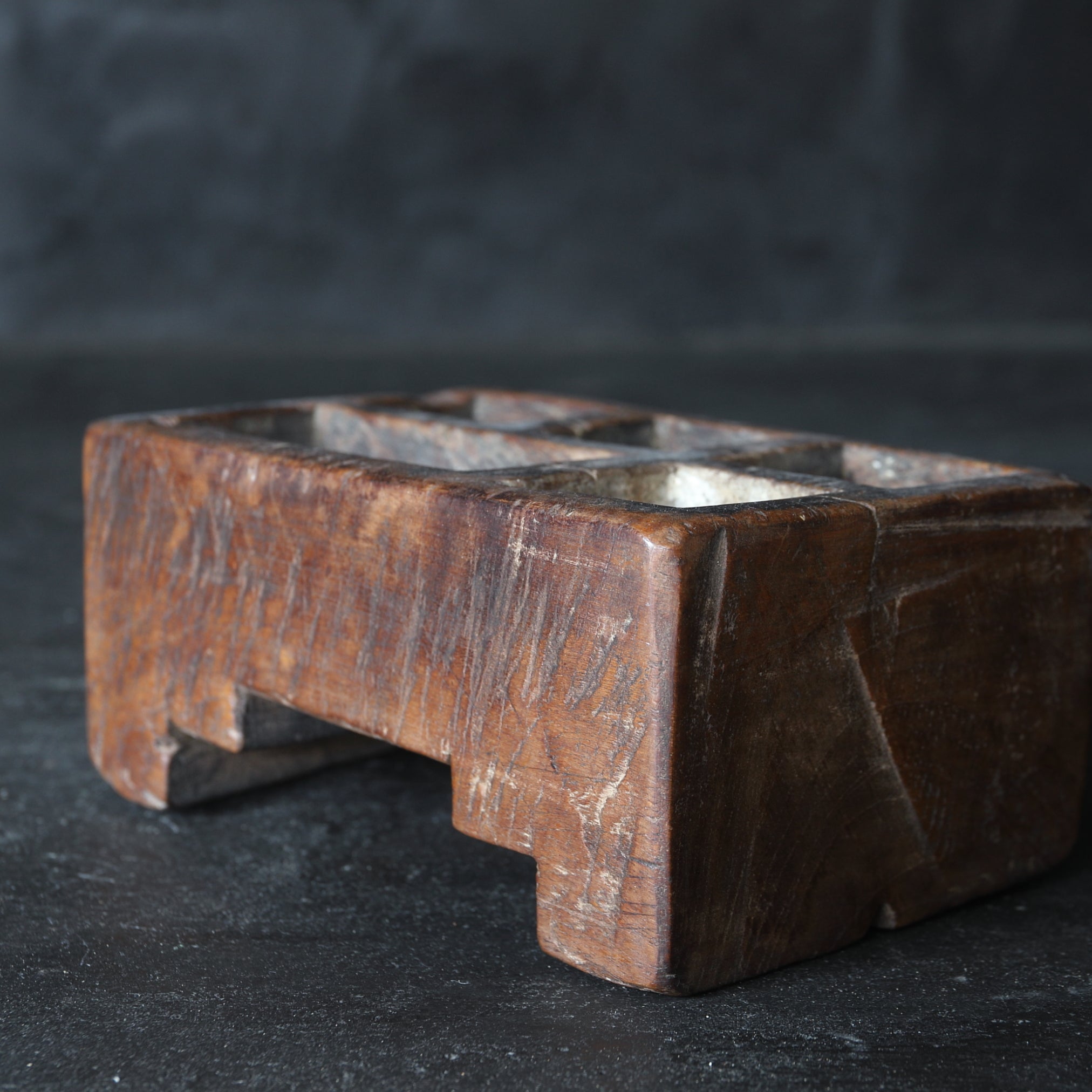 PICCOLO CONTENITORE IN TEAK ANTICO, Antichità indonesiana, Moderno(XIX–XX secolo)
