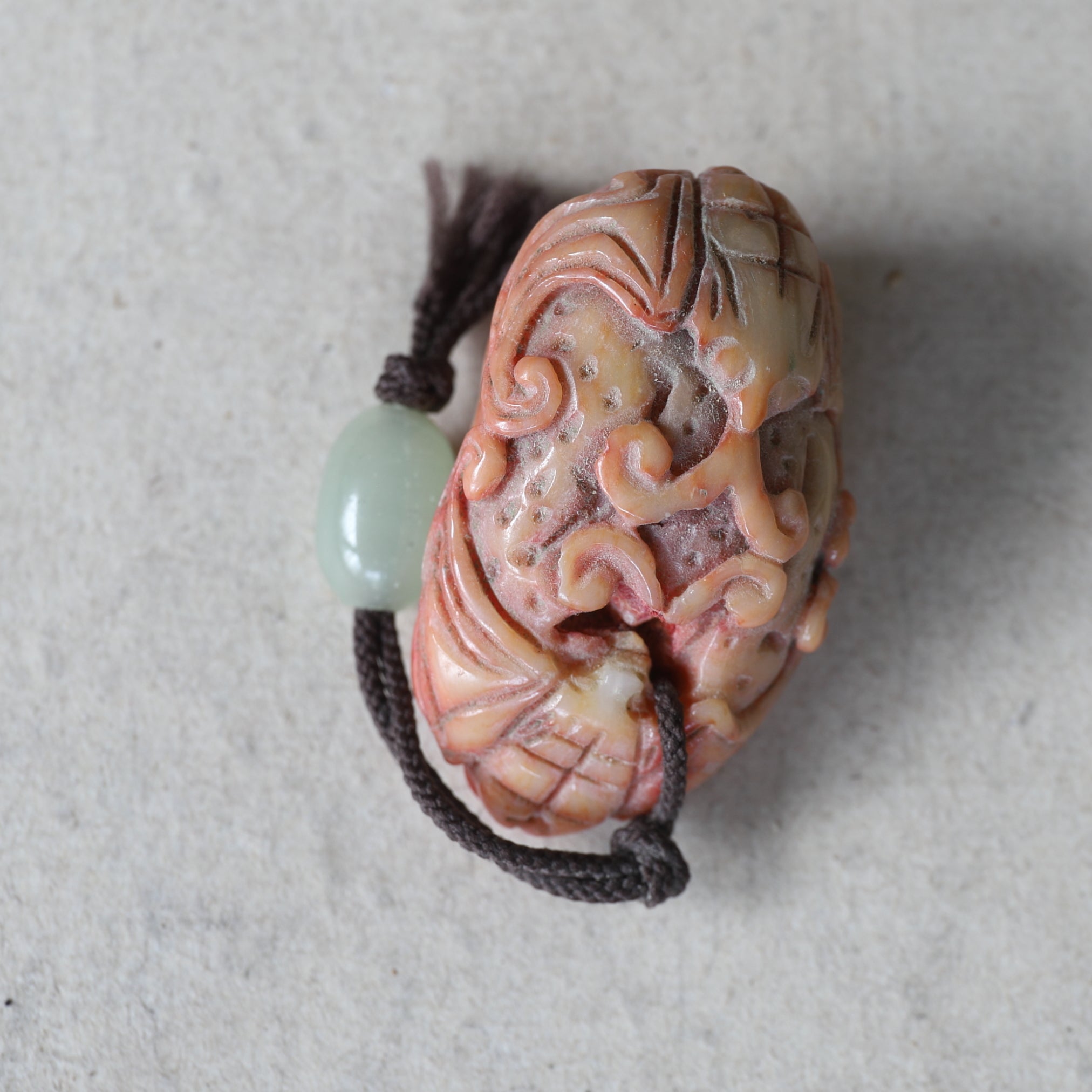 NETSUKE EN CORAIL, Avec motif de chauve-souris, Période Edo(1603–1867 apr. J.-C.)