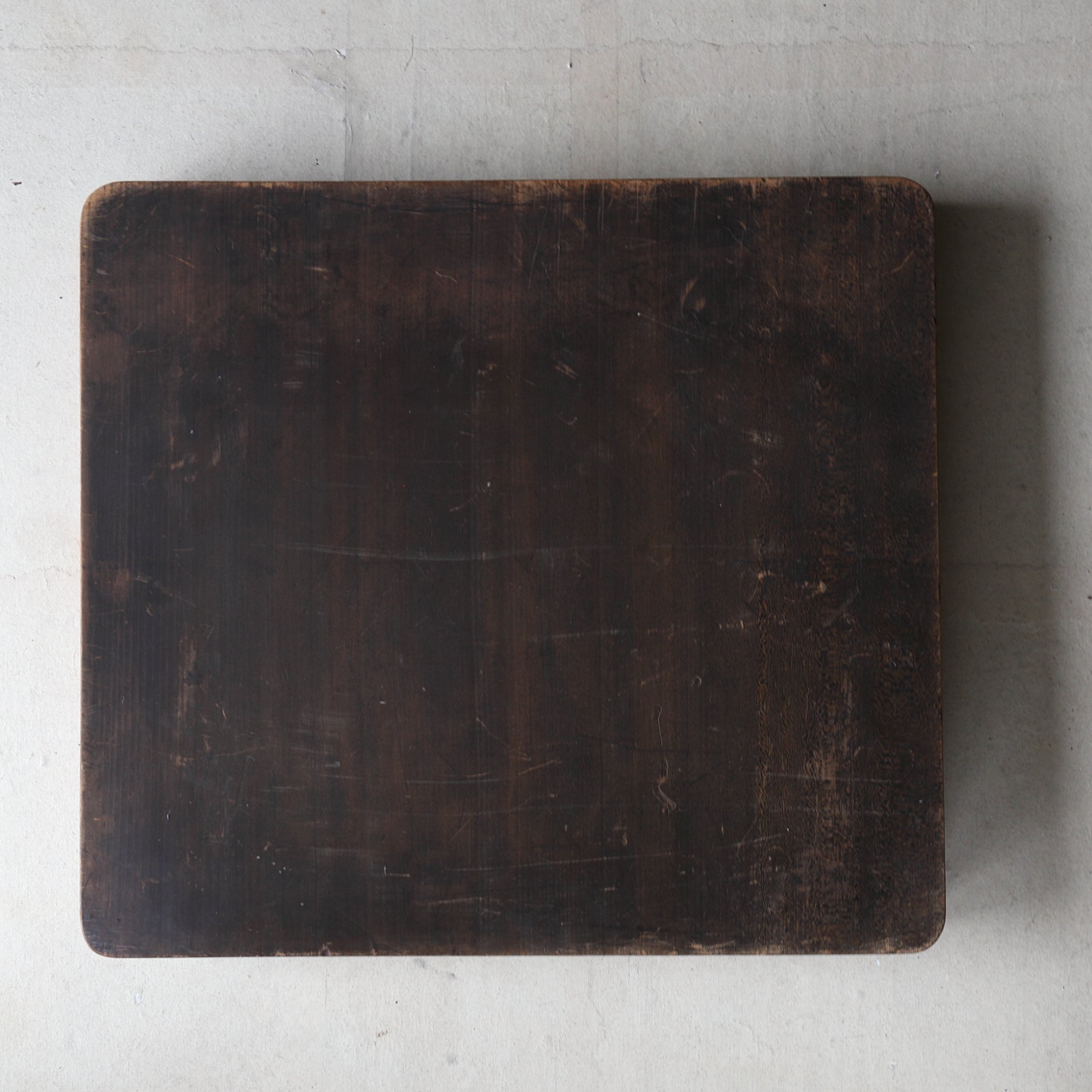VASSOIO DA TÈ DI LEGNO, Intagliato con motivo a paesaggio roccioso, Periodo Meiji–Taisho(1868–1926 d.C.)