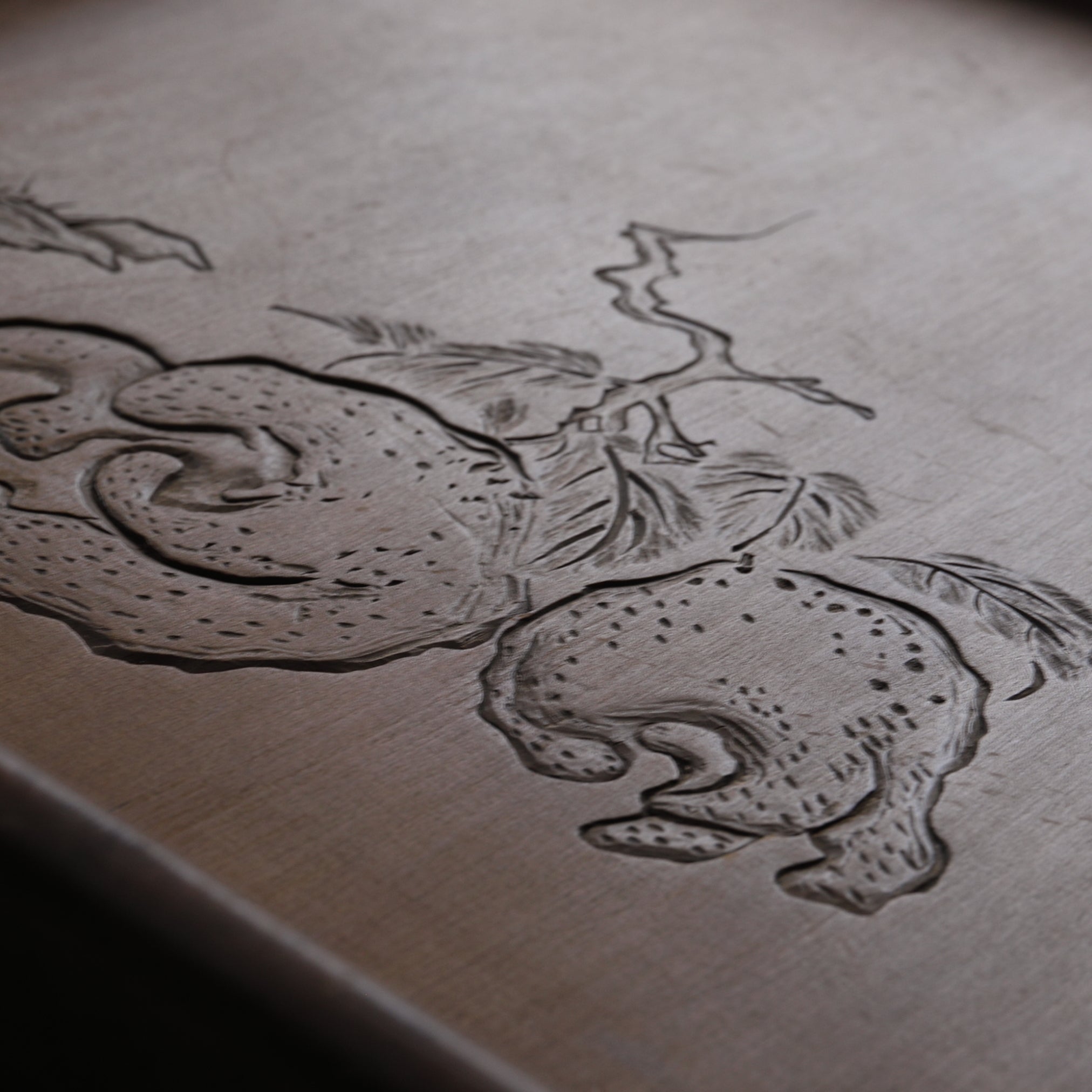 BANDEJA DE TÉ DE MADERA, Tallada con diseño de paisaje rocoso, Período Meiji–Taisho(1868–1926 d. C.)