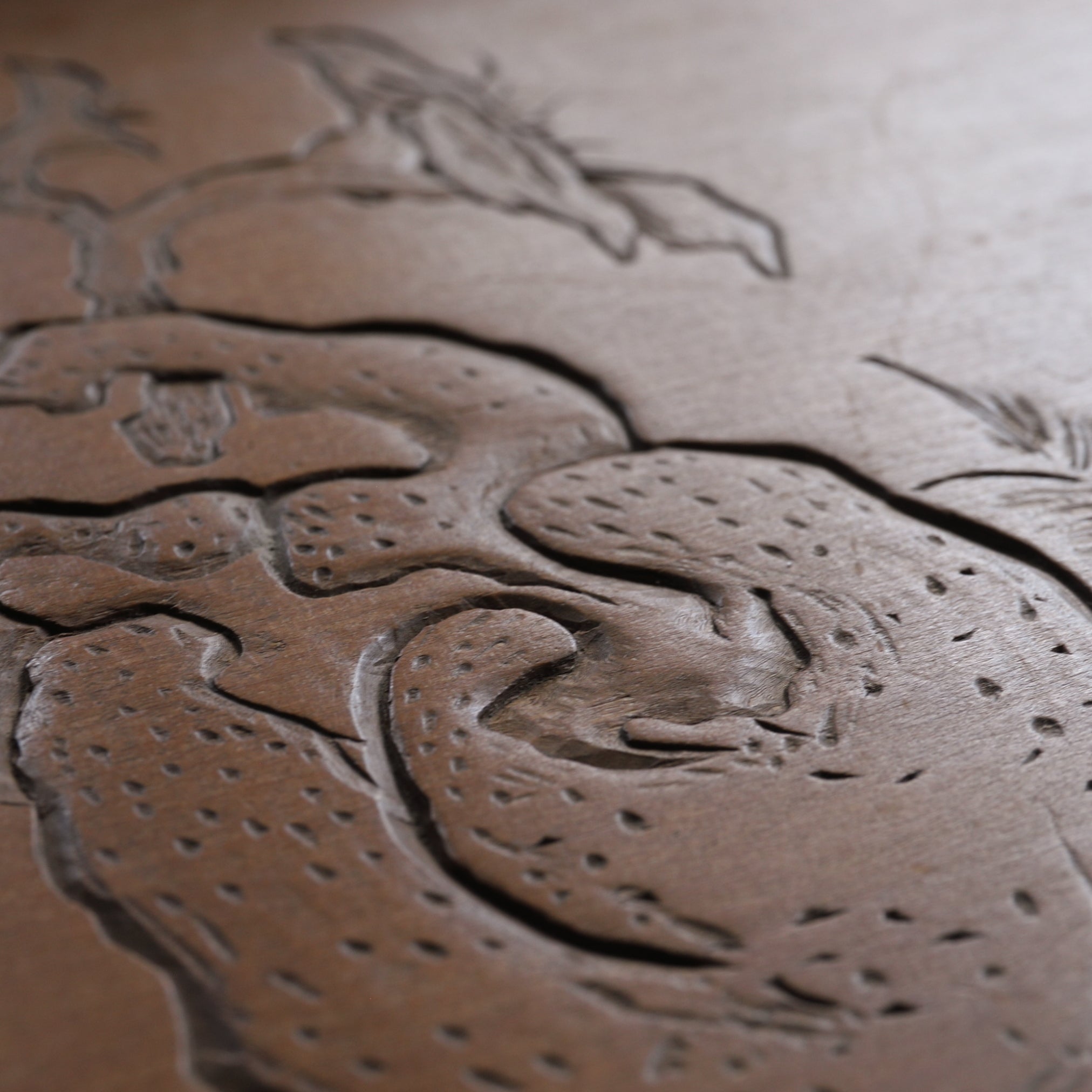 BANDEJA DE TÉ DE MADERA, Tallada con diseño de paisaje rocoso, Período Meiji–Taisho(1868–1926 d. C.)