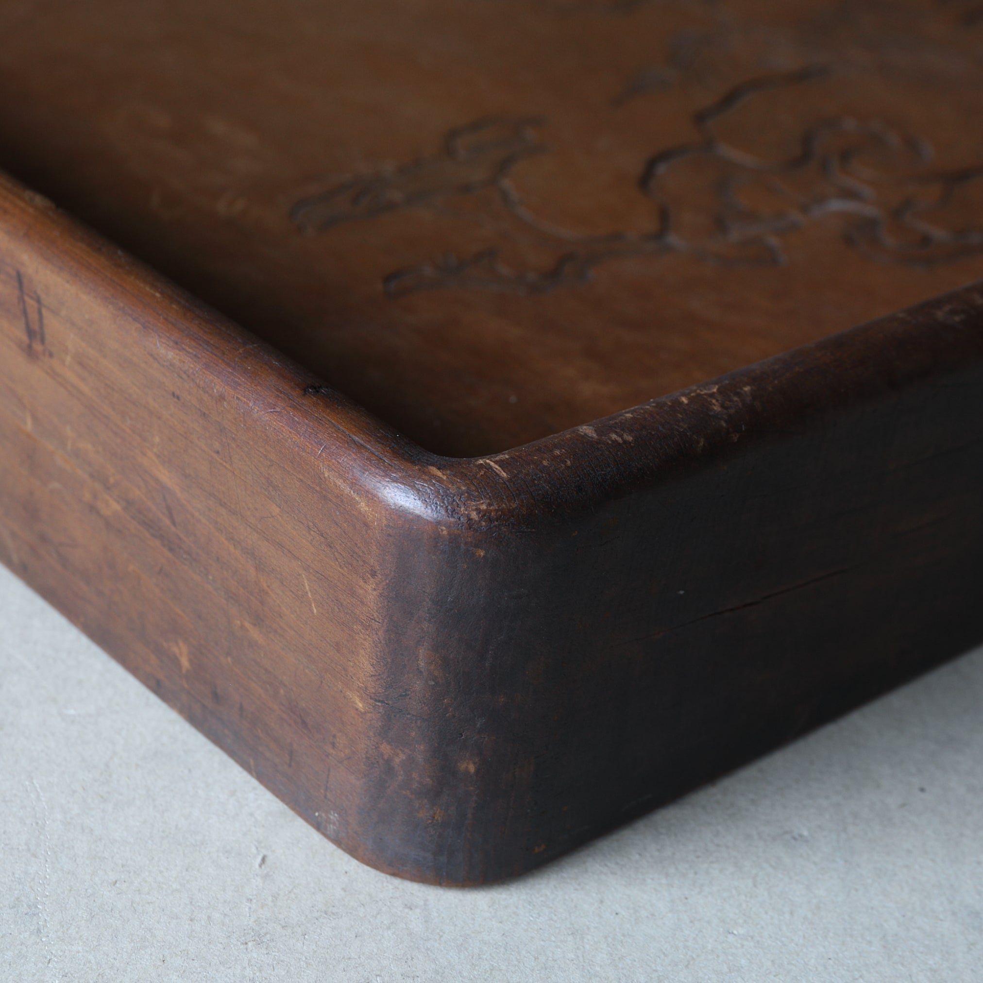BANDEJA DE TÉ DE MADERA, Tallada con diseño de paisaje rocoso, Período Meiji–Taisho(1868–1926 d. C.)