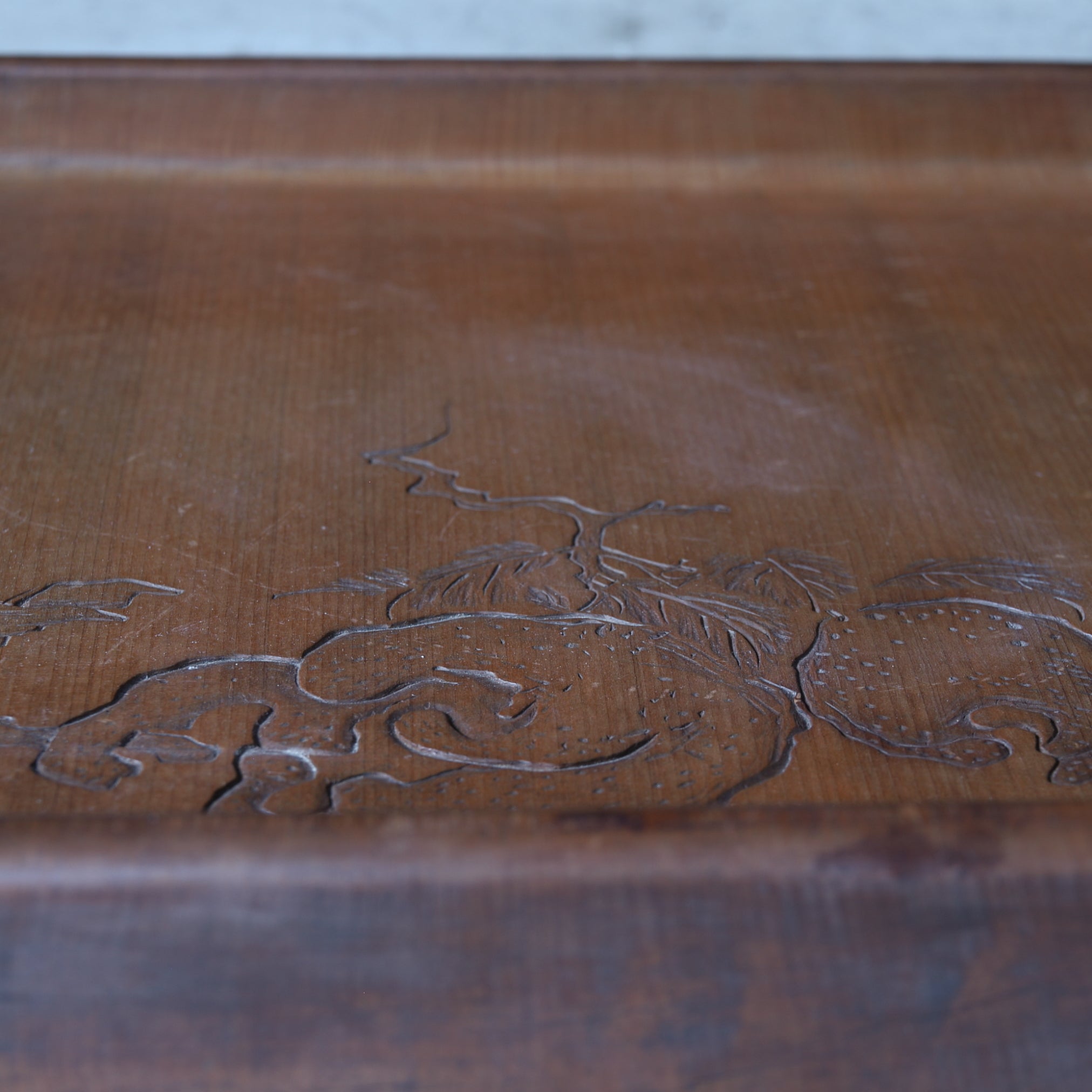 BANDEJA DE TÉ DE MADERA, Tallada con diseño de paisaje rocoso, Período Meiji–Taisho(1868–1926 d. C.)