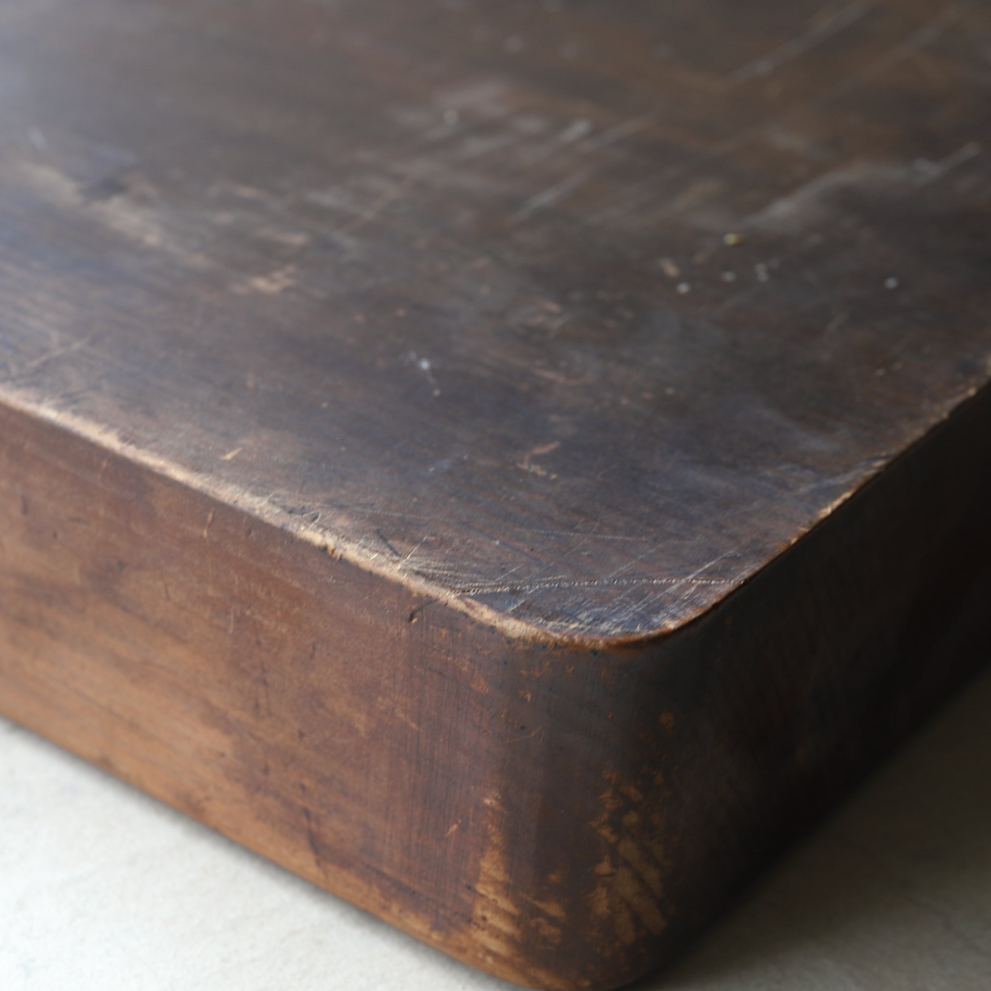 BANDEJA DE TÉ DE MADERA, Tallada con diseño de paisaje rocoso, Período Meiji–Taisho(1868–1926 d. C.)