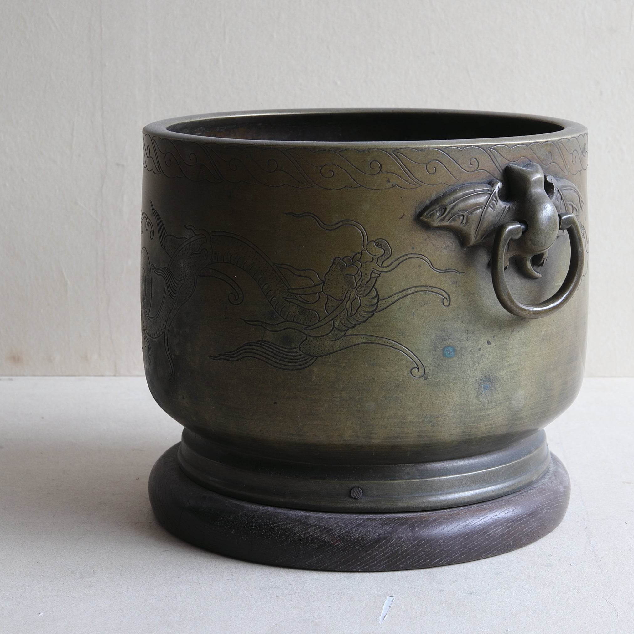 BRASERO DE CARBÓN, Sahari, con diseño de lluvia y dragón y asa en forma de murciélago, kanaya gorōsaburō zō, Período Edo(1603–1867 d. C.)