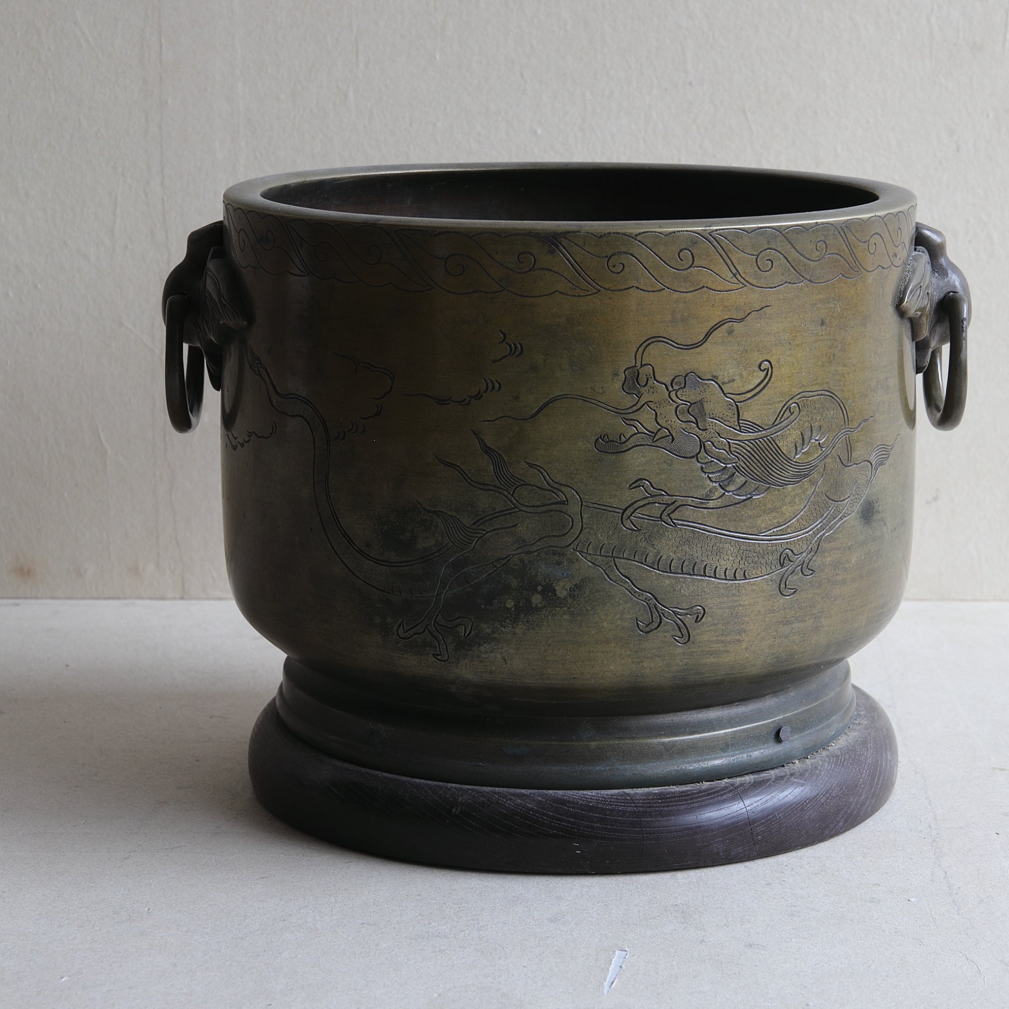 BRASERO DE CARBÓN, Sahari, con diseño de lluvia y dragón y asa en forma de murciélago, kanaya gorōsaburō zō, Período Edo(1603–1867 d. C.)