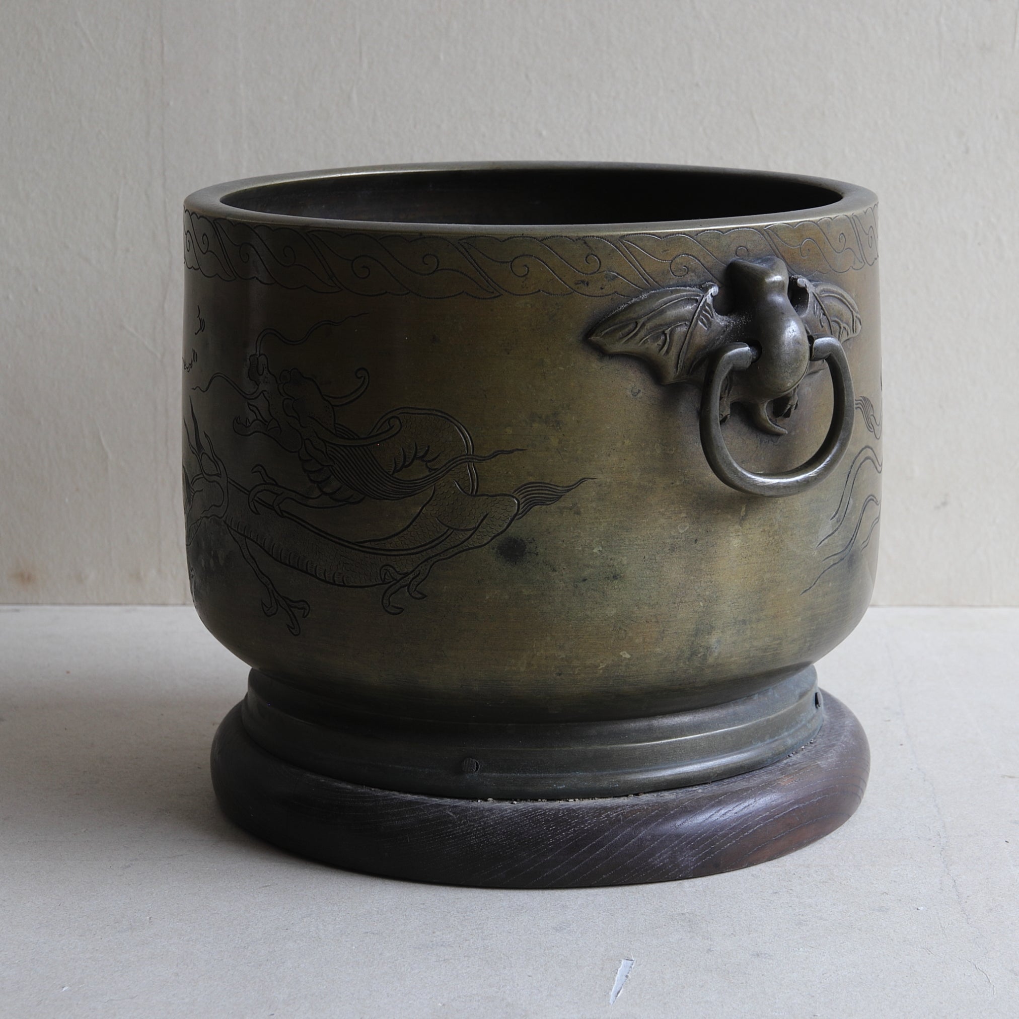 BRASERO DE CARBÓN, Sahari, con diseño de lluvia y dragón y asa en forma de murciélago, kanaya gorōsaburō zō, Período Edo(1603–1867 d. C.)