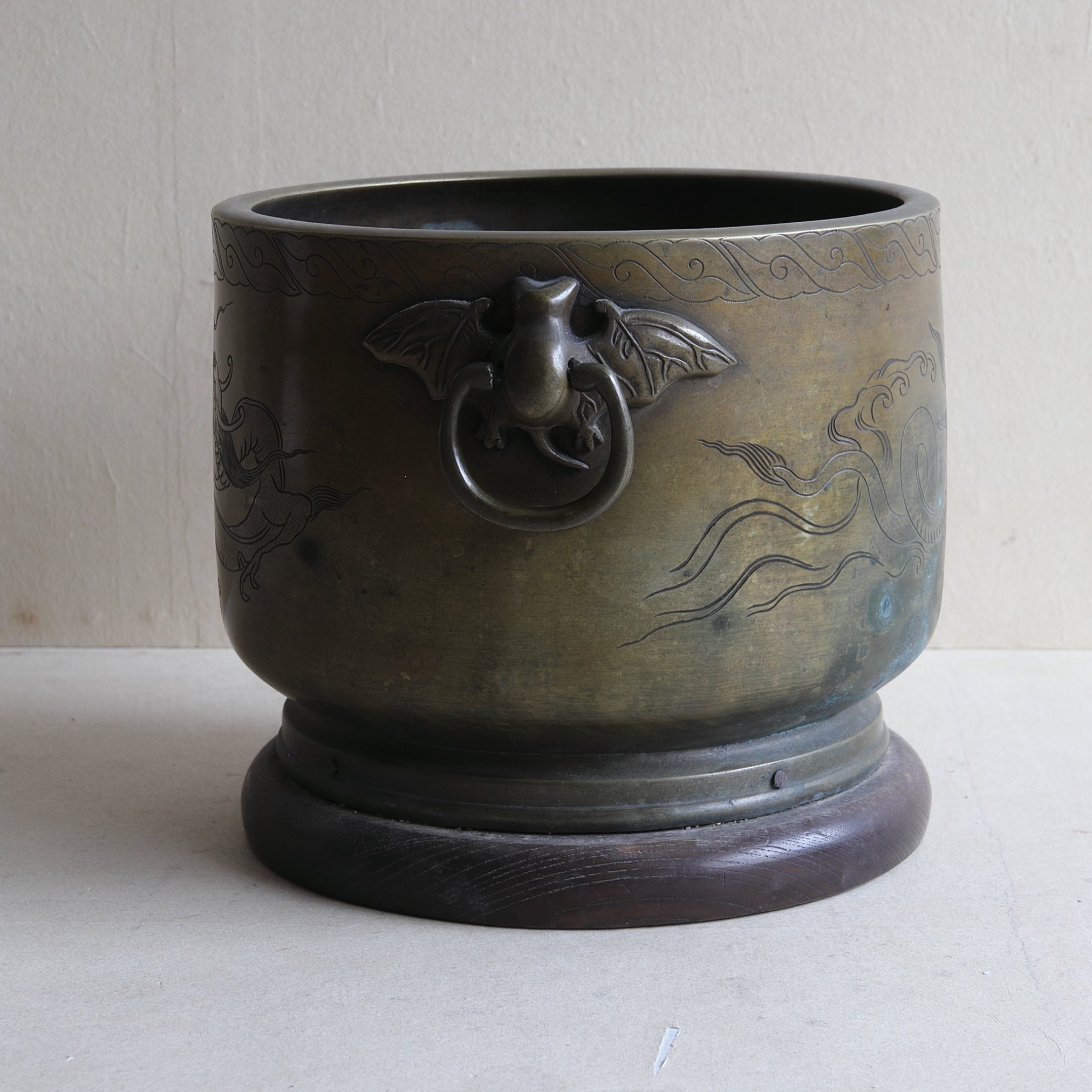BRASERO DE CARBÓN, Sahari, con diseño de lluvia y dragón y asa en forma de murciélago, kanaya gorōsaburō zō, Período Edo(1603–1867 d. C.)