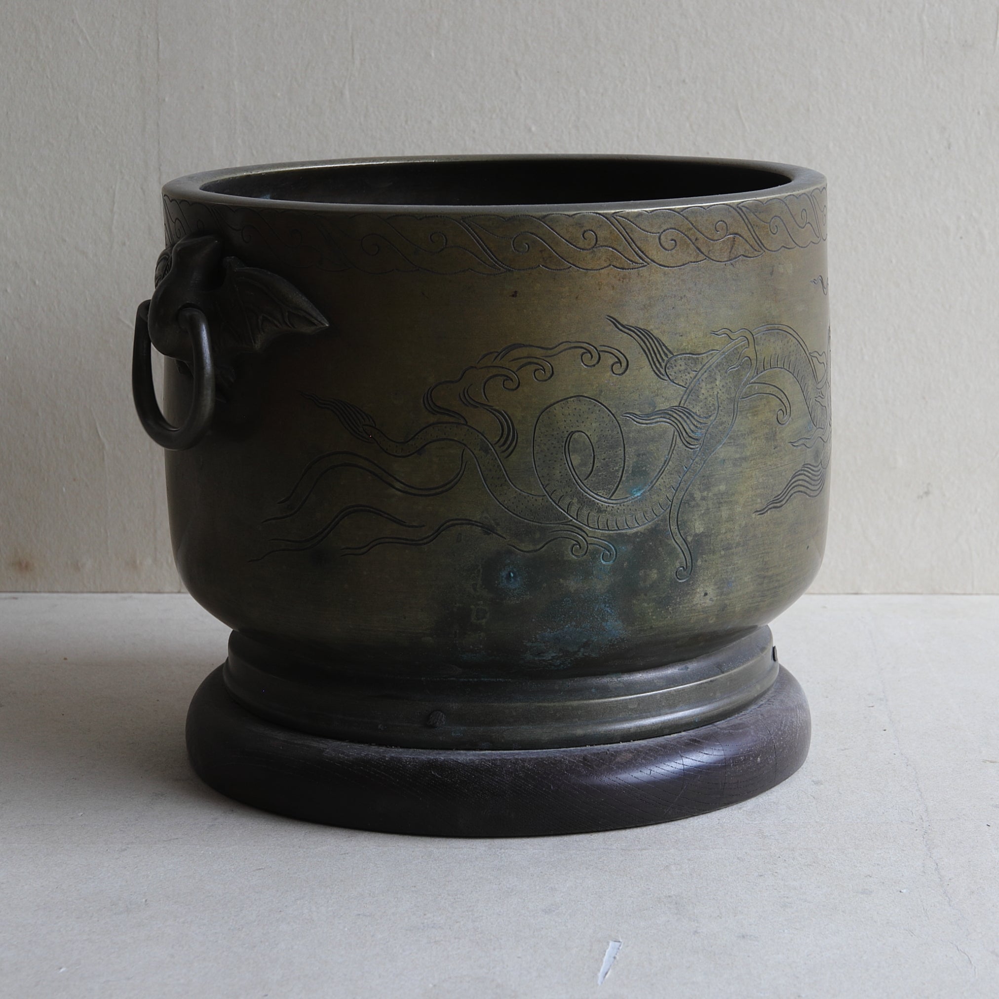 BRASERO DE CARBÓN, Sahari, con diseño de lluvia y dragón y asa en forma de murciélago, kanaya gorōsaburō zō, Período Edo(1603–1867 d. C.)