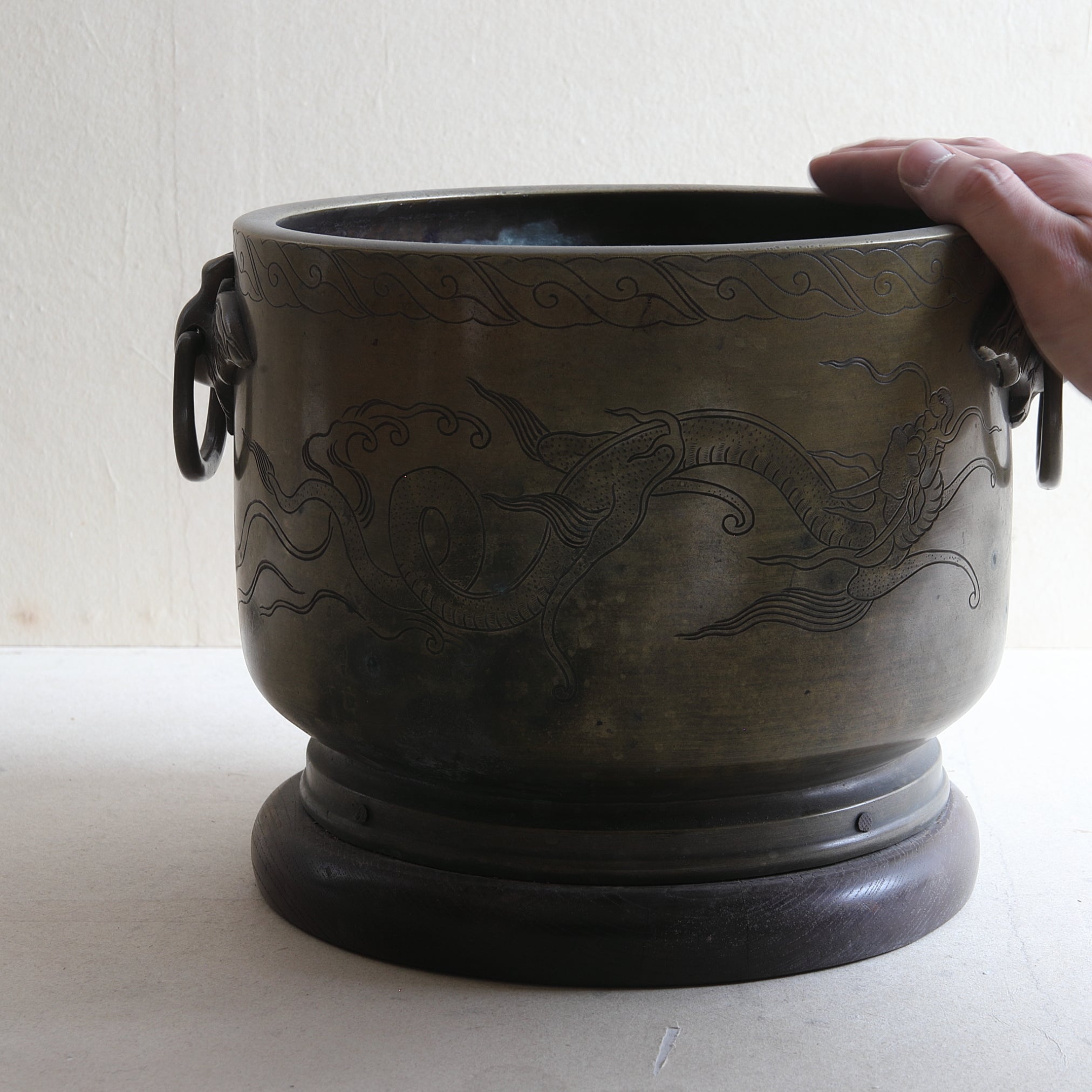 BRASERO DE CARBÓN, Sahari, con diseño de lluvia y dragón y asa en forma de murciélago, kanaya gorōsaburō zō, Período Edo(1603–1867 d. C.)
