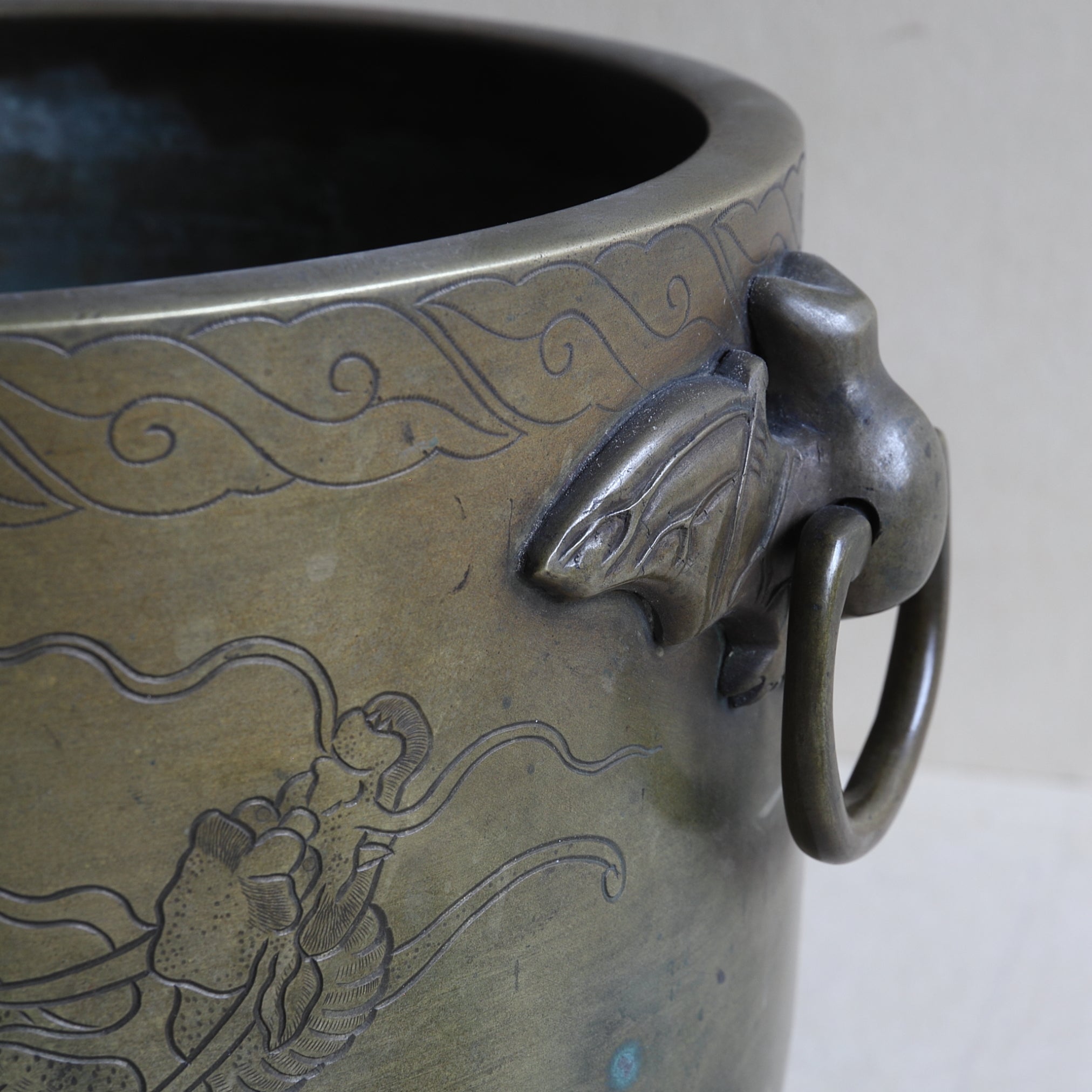 BRASERO DE CARBÓN, Sahari, con diseño de lluvia y dragón y asa en forma de murciélago, kanaya gorōsaburō zō, Período Edo(1603–1867 d. C.)