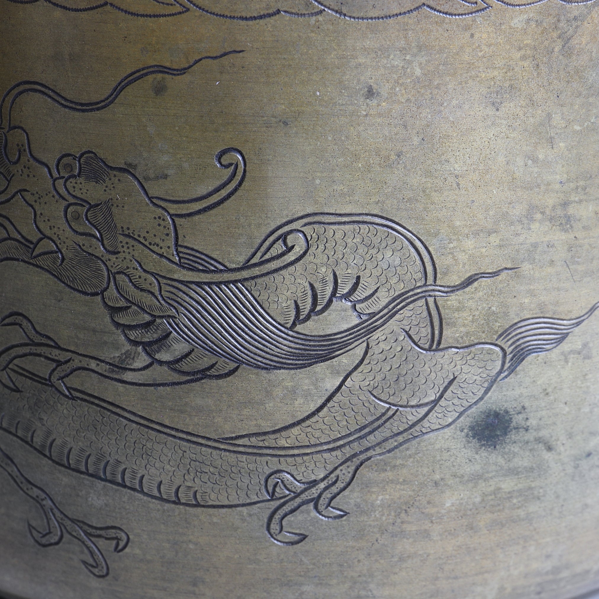 BRASERO DE CARBÓN, Sahari, con diseño de lluvia y dragón y asa en forma de murciélago, kanaya gorōsaburō zō, Período Edo(1603–1867 d. C.)