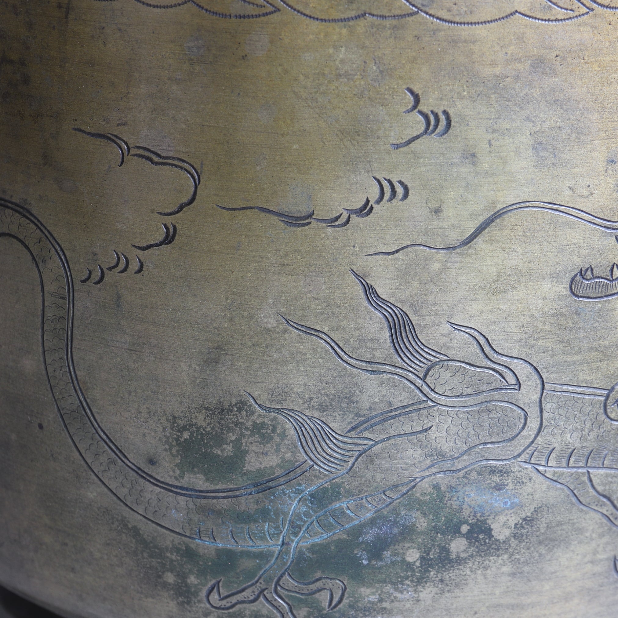BRASERO DE CARBÓN, Sahari, con diseño de lluvia y dragón y asa en forma de murciélago, kanaya gorōsaburō zō, Período Edo(1603–1867 d. C.)