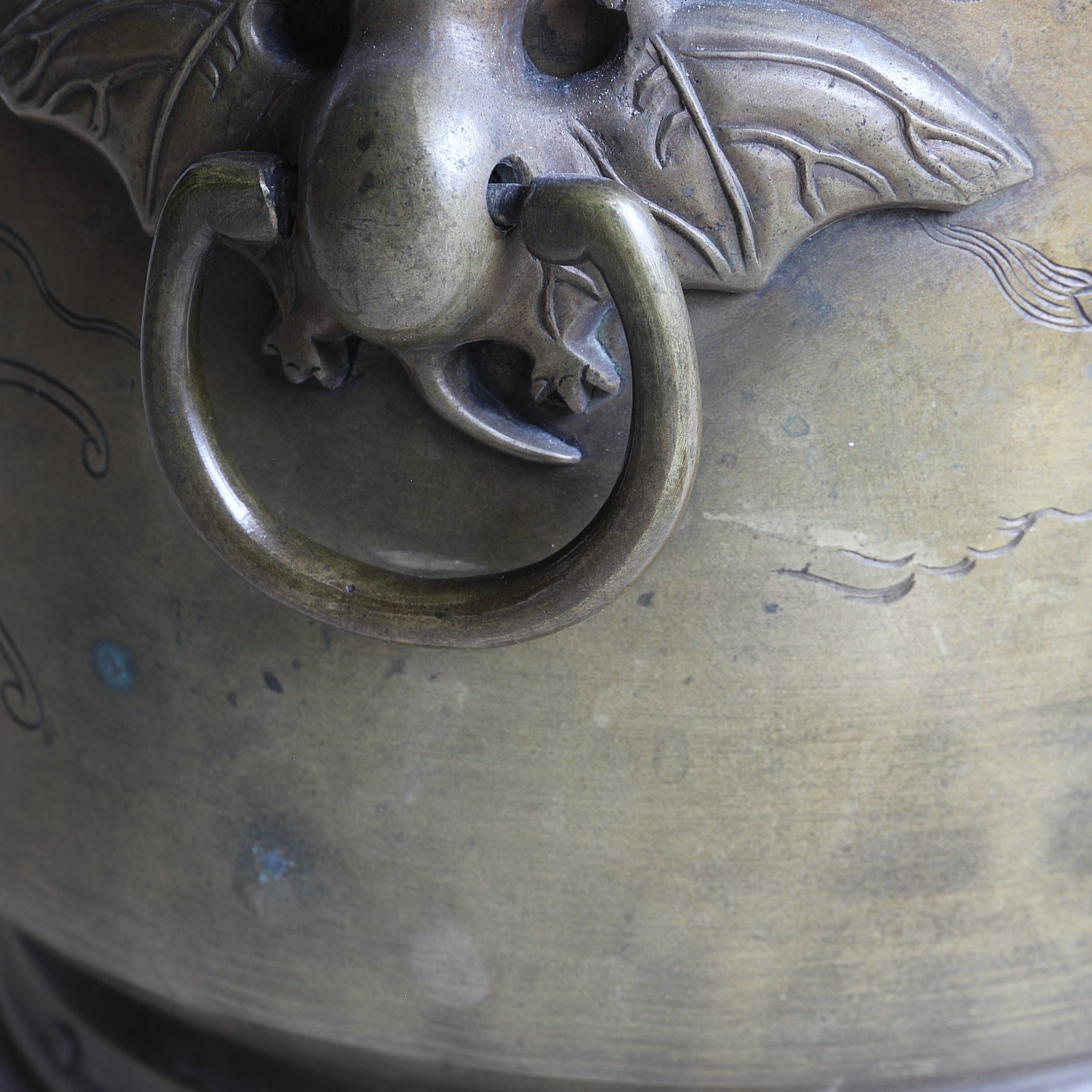 BRASERO DE CARBÓN, Sahari, con diseño de lluvia y dragón y asa en forma de murciélago, kanaya gorōsaburō zō, Período Edo(1603–1867 d. C.)