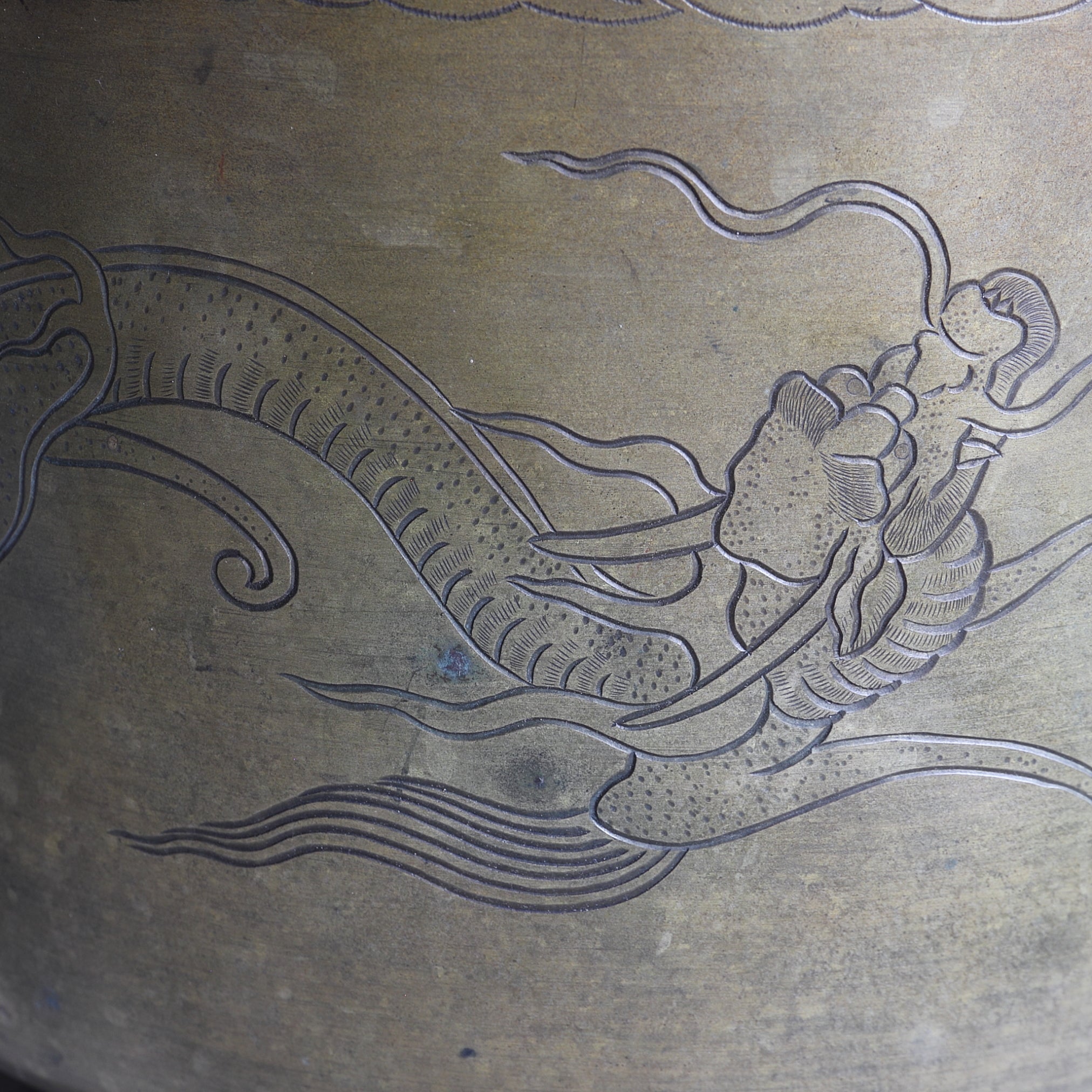 BRASERO DE CARBÓN, Sahari, con diseño de lluvia y dragón y asa en forma de murciélago, kanaya gorōsaburō zō, Período Edo(1603–1867 d. C.)