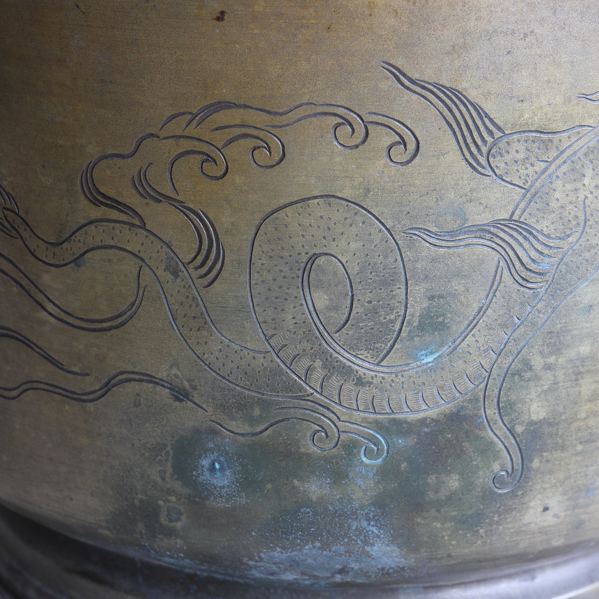 BRASERO DE CARBÓN, Sahari, con diseño de lluvia y dragón y asa en forma de murciélago, kanaya gorōsaburō zō, Período Edo(1603–1867 d. C.)