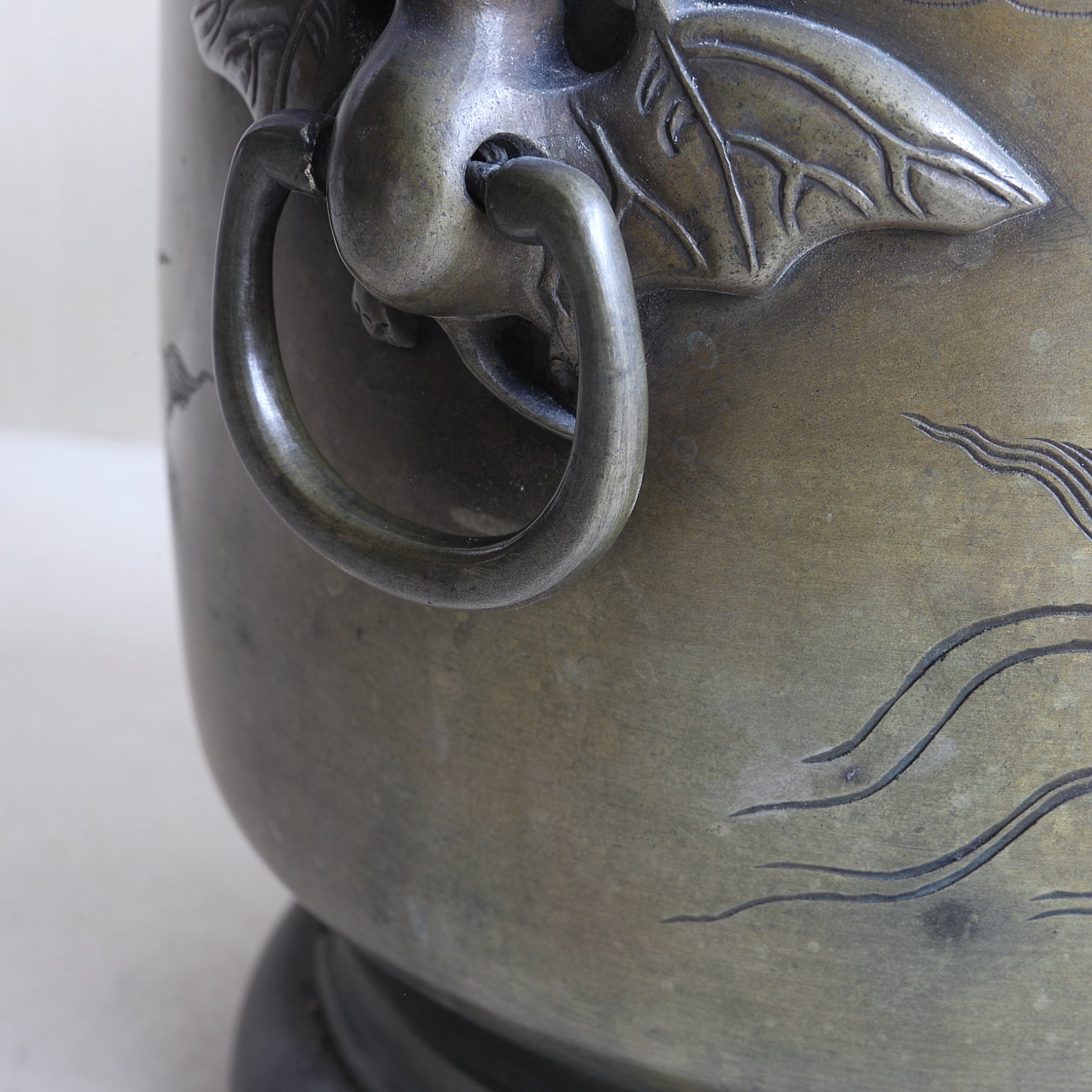 BRASERO DE CARBÓN, Sahari, con diseño de lluvia y dragón y asa en forma de murciélago, kanaya gorōsaburō zō, Período Edo(1603–1867 d. C.)