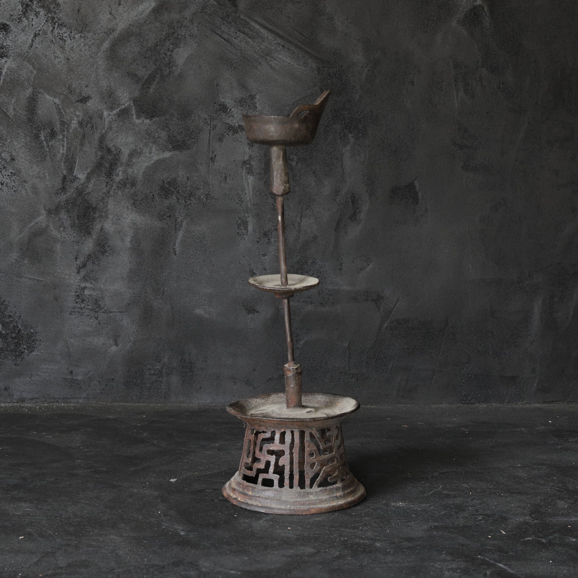 CHANDELIER EN FER, Avec motif ajouré, Dynastie Joseon(1392–1897 apr. J.-C.)