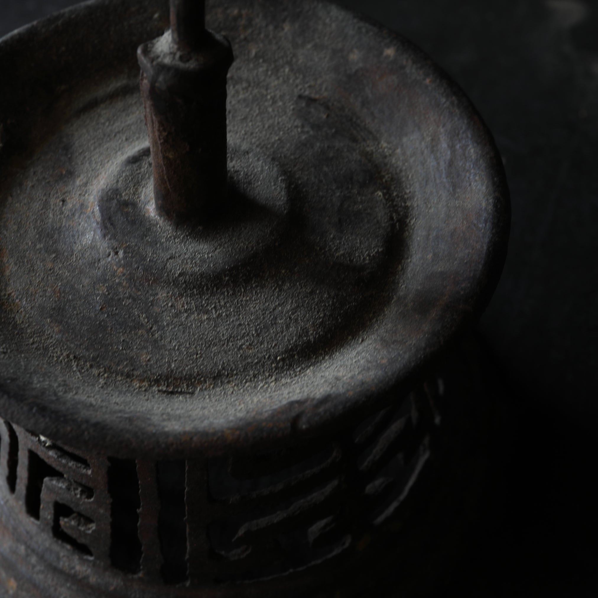 CHANDELIER EN FER, Avec motif ajouré, Dynastie Joseon(1392–1897 apr. J.-C.)