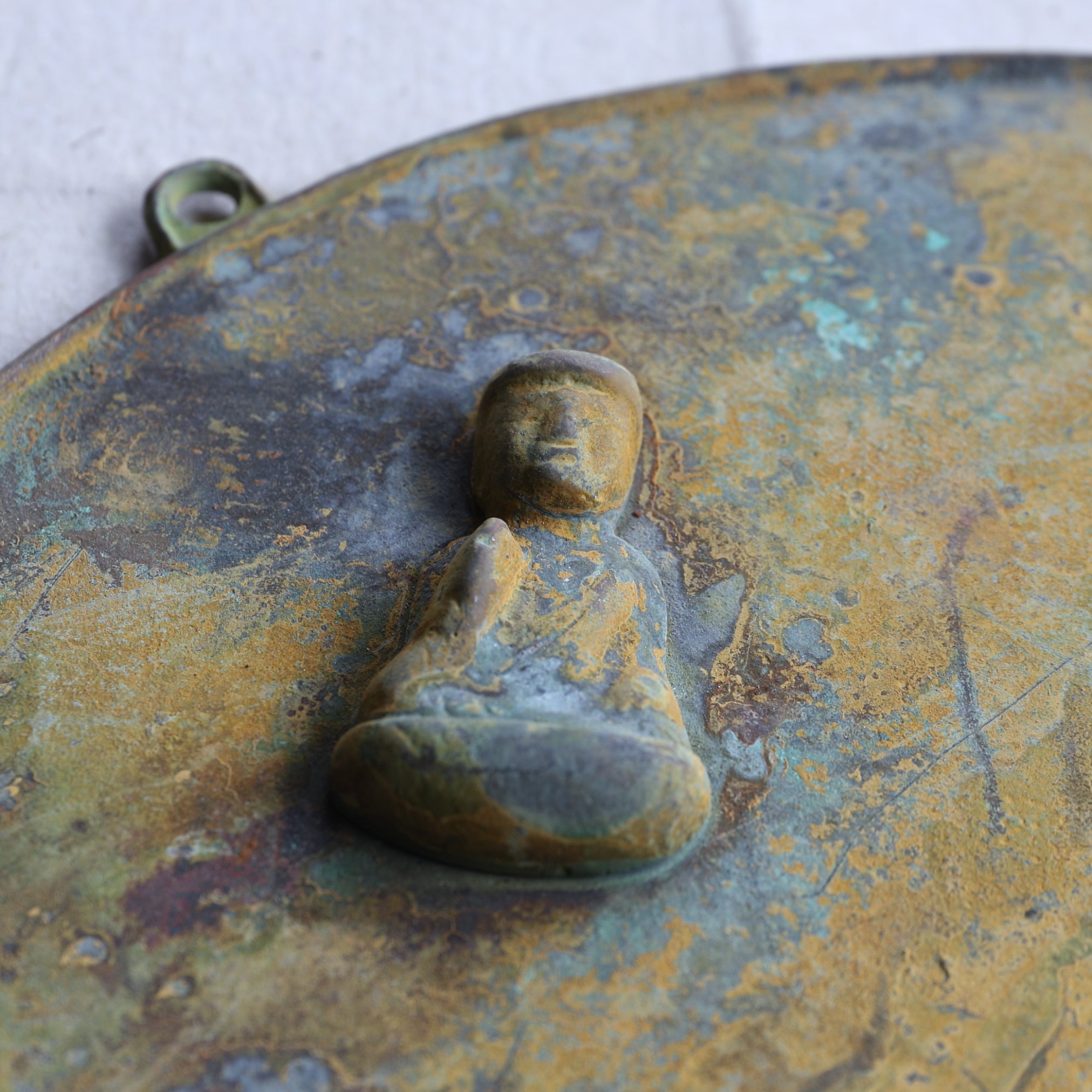ESPEJO DE BRONCE CON TRES BUDAS APLICADOS, Período Kamakura(1185–1333 d. C.)