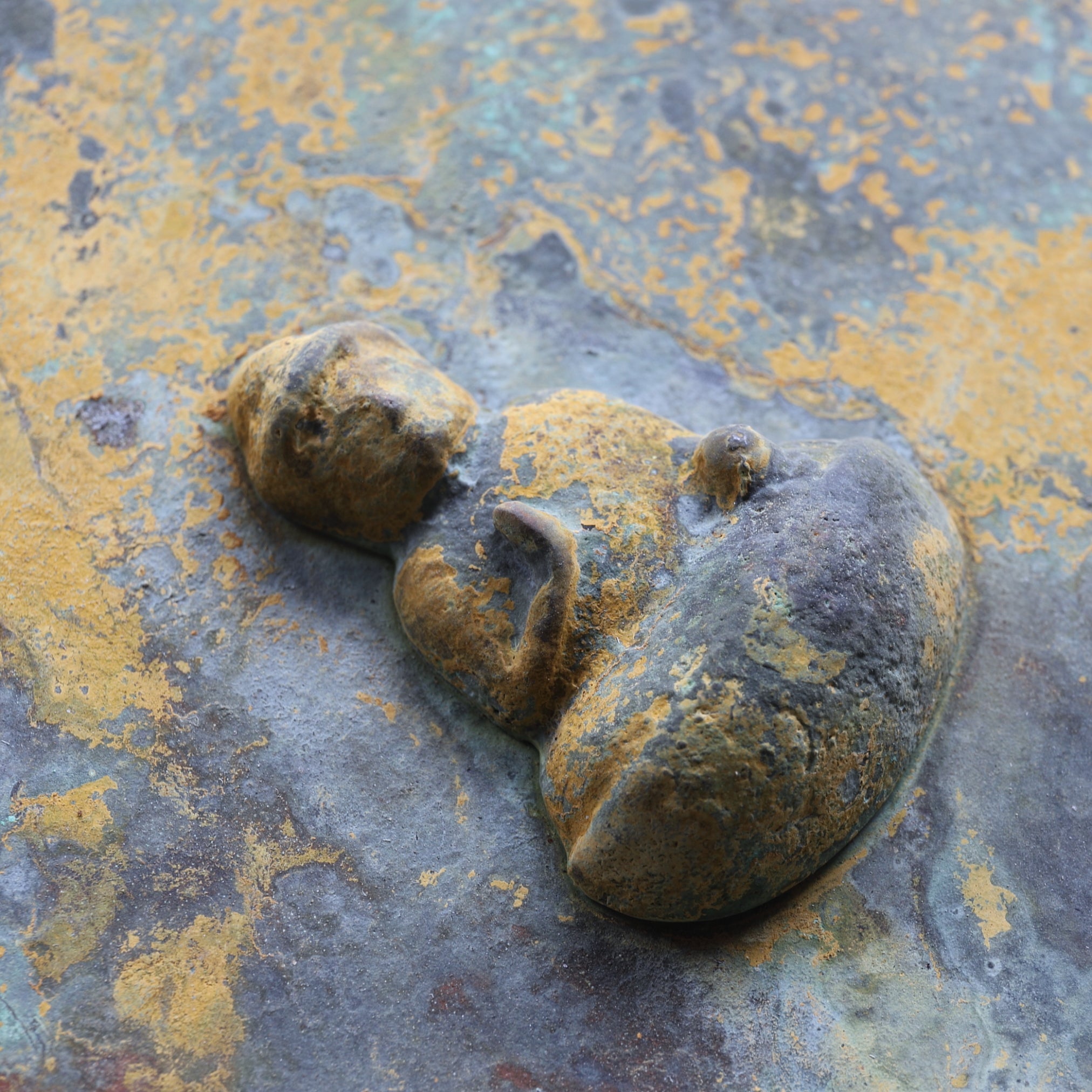 ESPEJO DE BRONCE CON TRES BUDAS APLICADOS, Período Kamakura(1185–1333 d. C.)