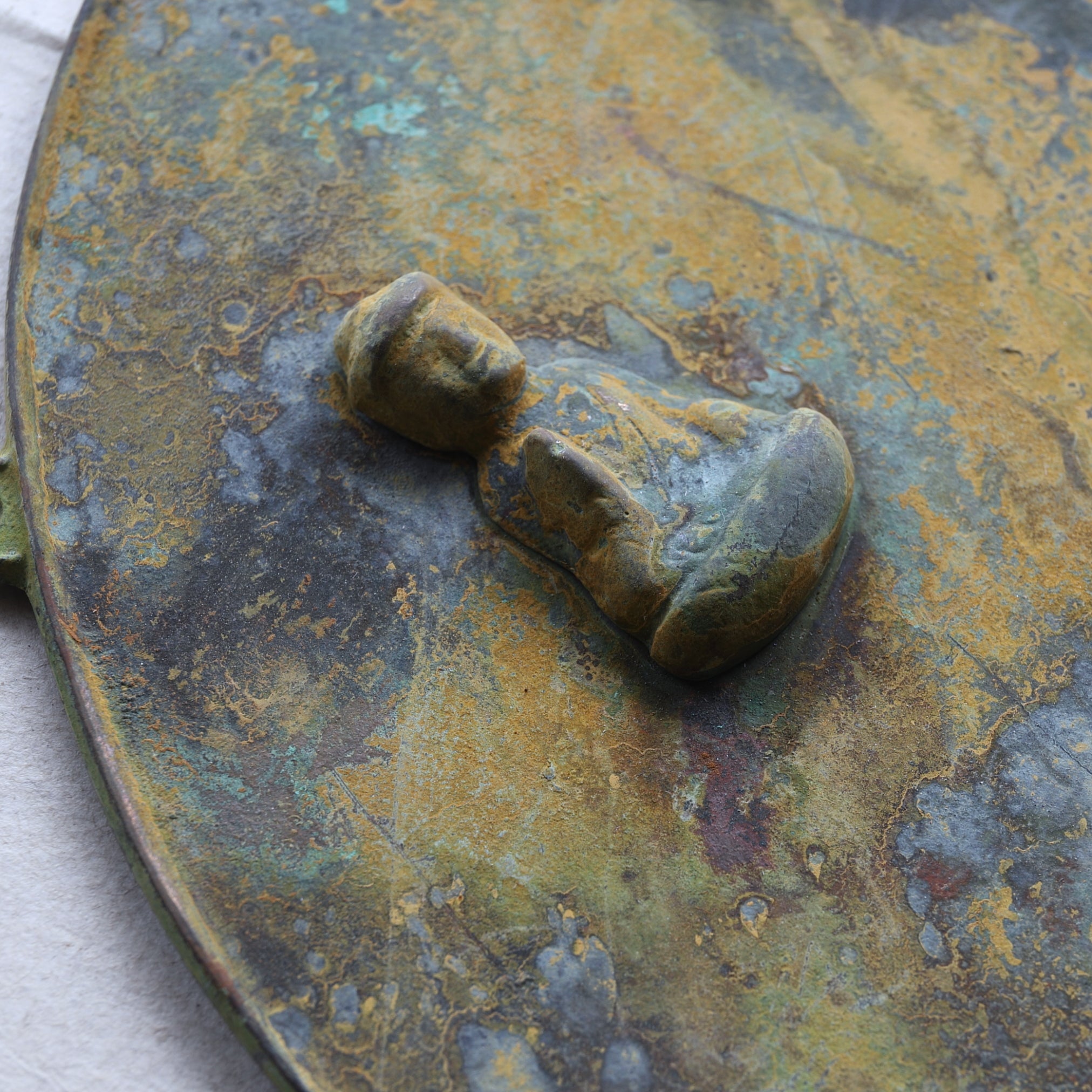 ESPEJO DE BRONCE CON TRES BUDAS APLICADOS, Período Kamakura(1185–1333 d. C.)
