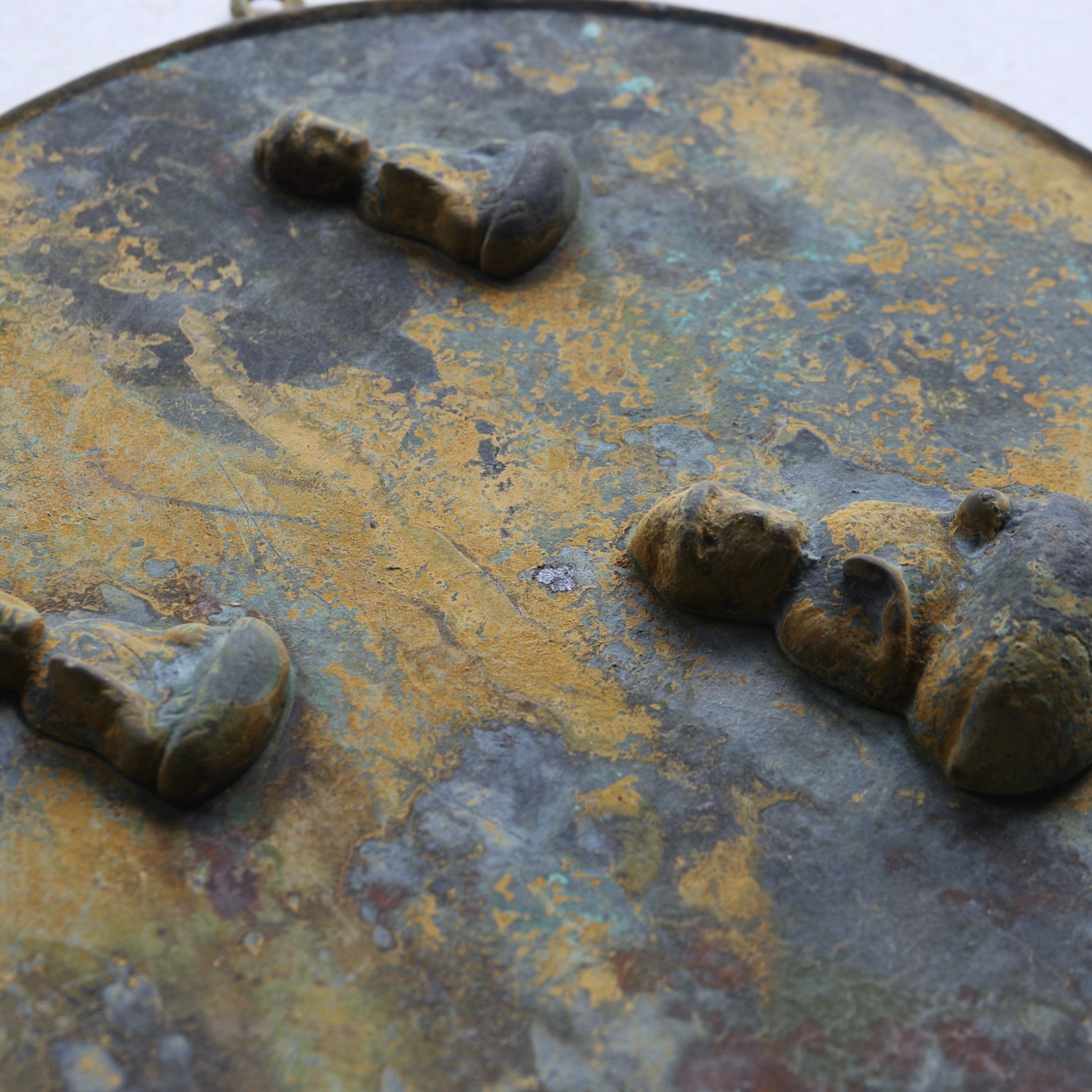 ESPEJO DE BRONCE CON TRES BUDAS APLICADOS, Período Kamakura(1185–1333 d. C.)