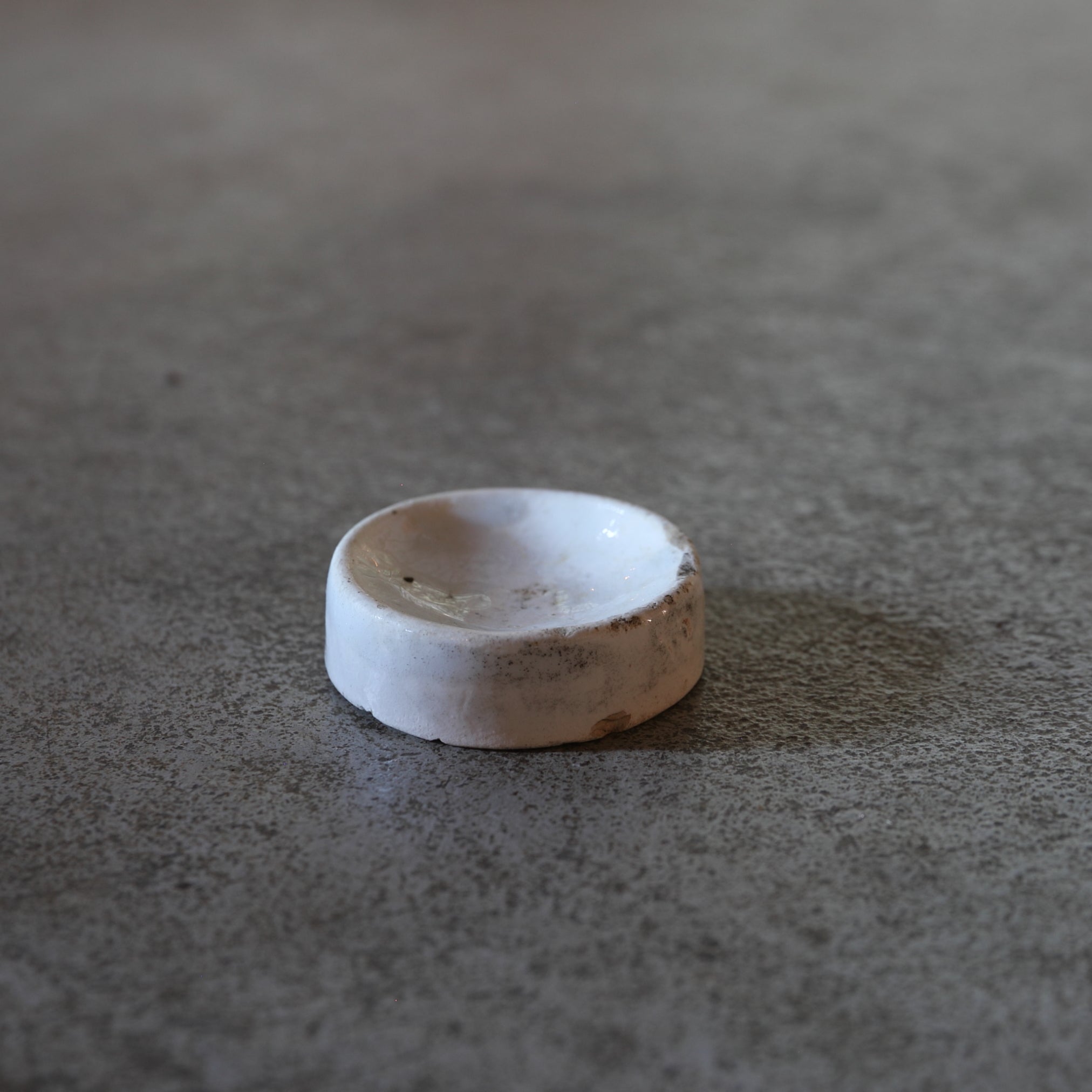 KLEINER BECHER, Delfter Ware, weiß glasiert, 1, Niederländische Antiquität, Frühe Neuzeit(16.–19. Jahrhundert)