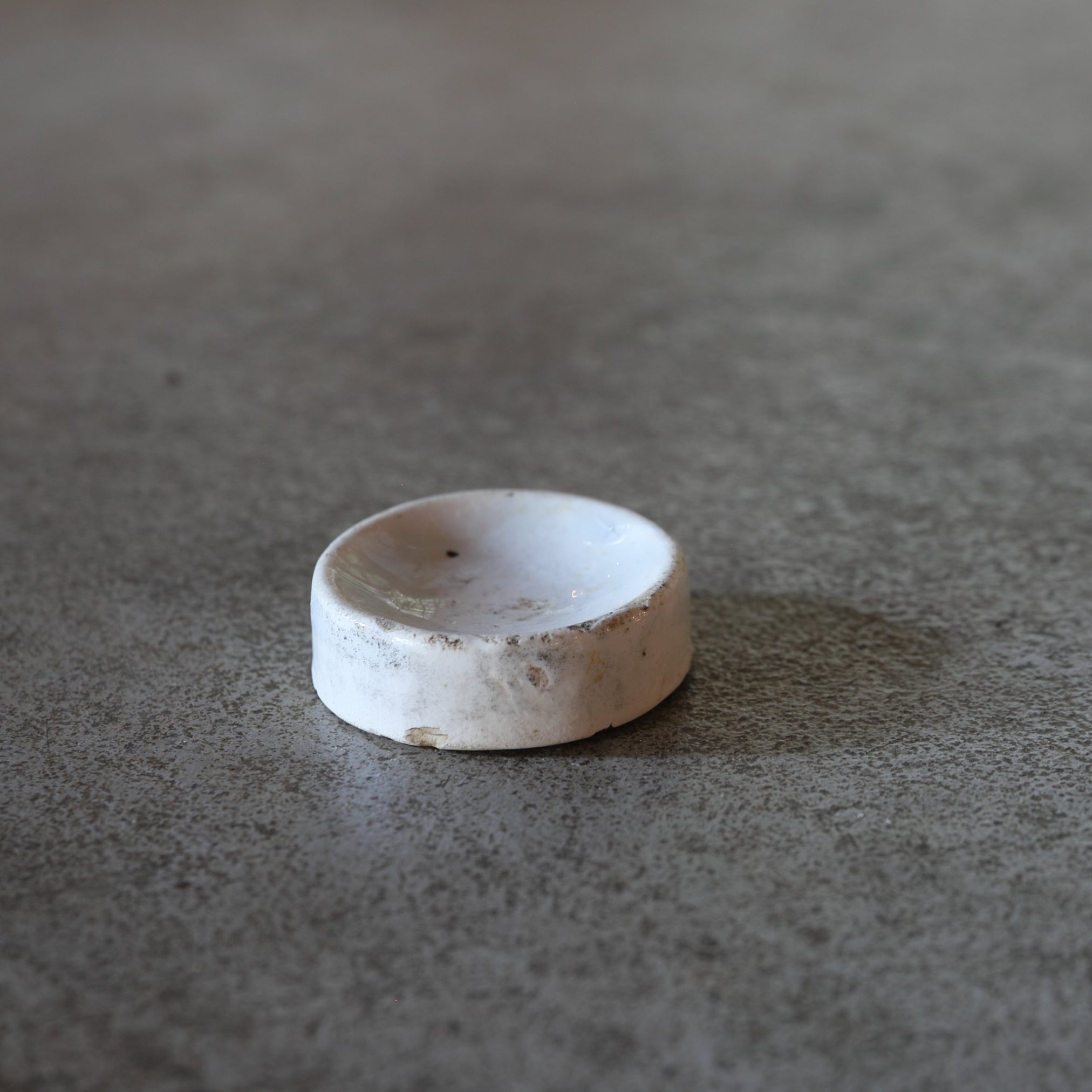 KLEINER BECHER, Delfter Ware, weiß glasiert, 1, Niederländische Antiquität, Frühe Neuzeit(16.–19. Jahrhundert)